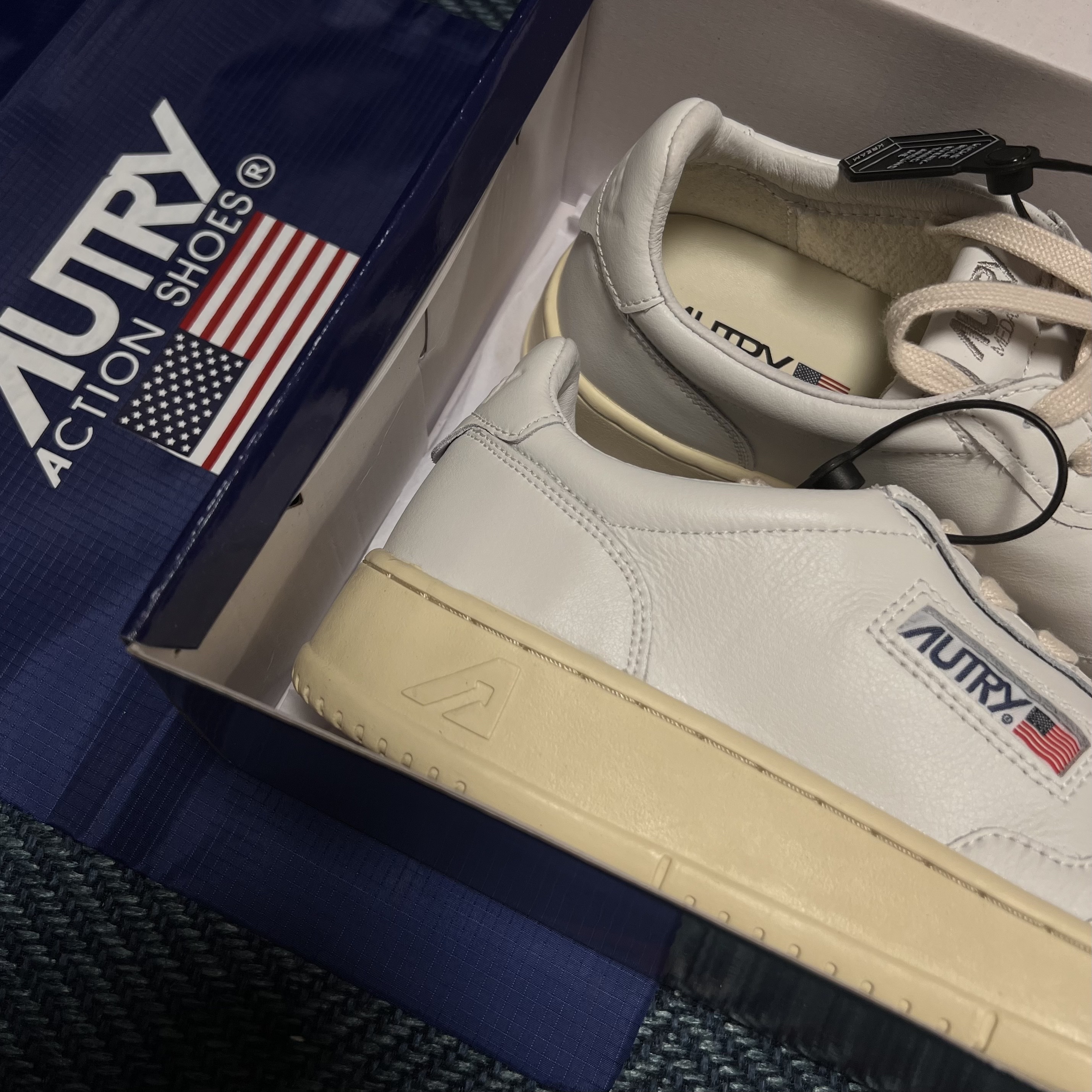 Autry Medalist Low Leather Sneakers White 착용 스타일