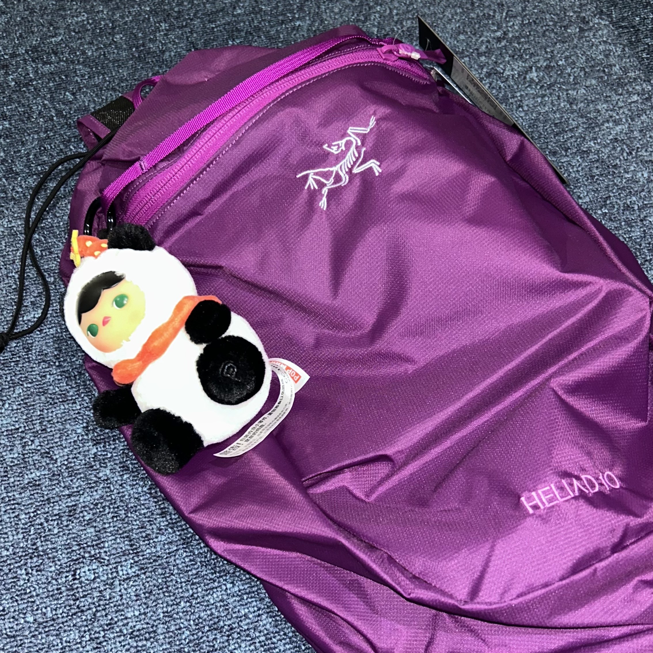 Arc'teryx Heliad 10 Backpack Groovie, Stussy x Martine Rose Collage Pigment Dyed T-Shirt Black 착용 스타일 - 1