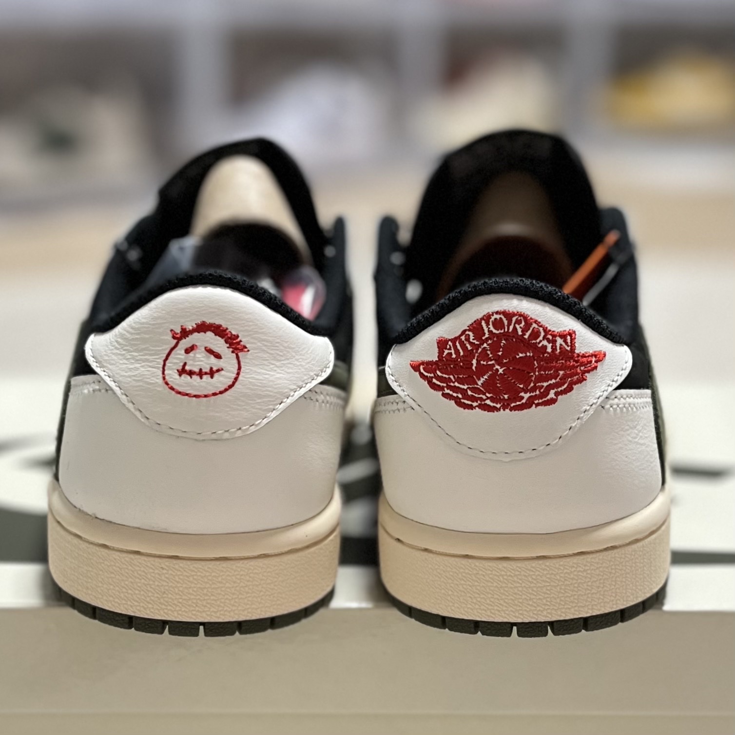 (W) Jordan 1 x Travis Scott Retro Low OG SP Medium Olive 착용 스타일 - 2