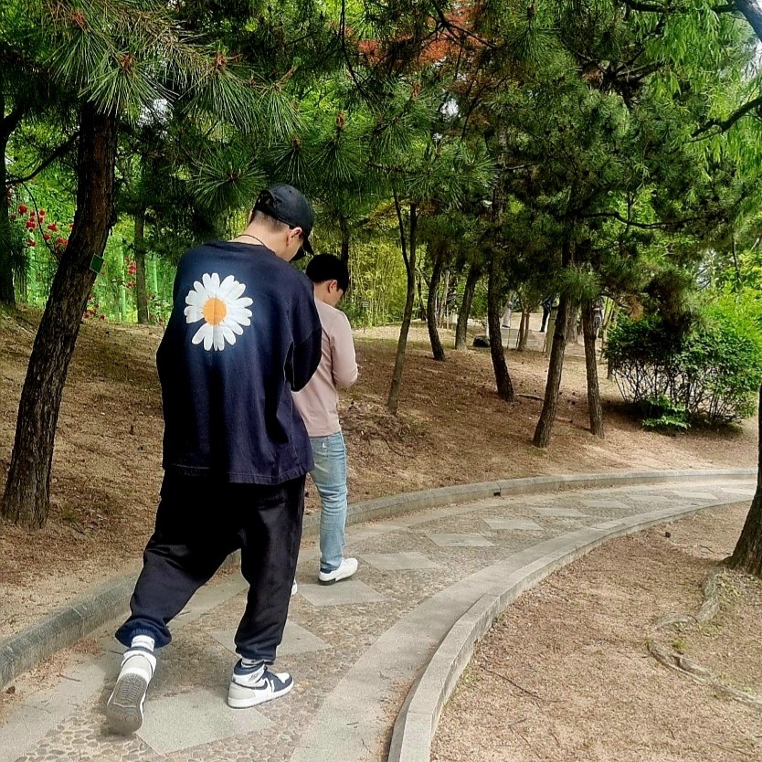 나이키 x 피스마이너스원 롱슬리브 티셔츠 블랙 (DR0098-010), 조던 1 레트로 하이 OG 블리치드 코랄 착용 스타일 - 1