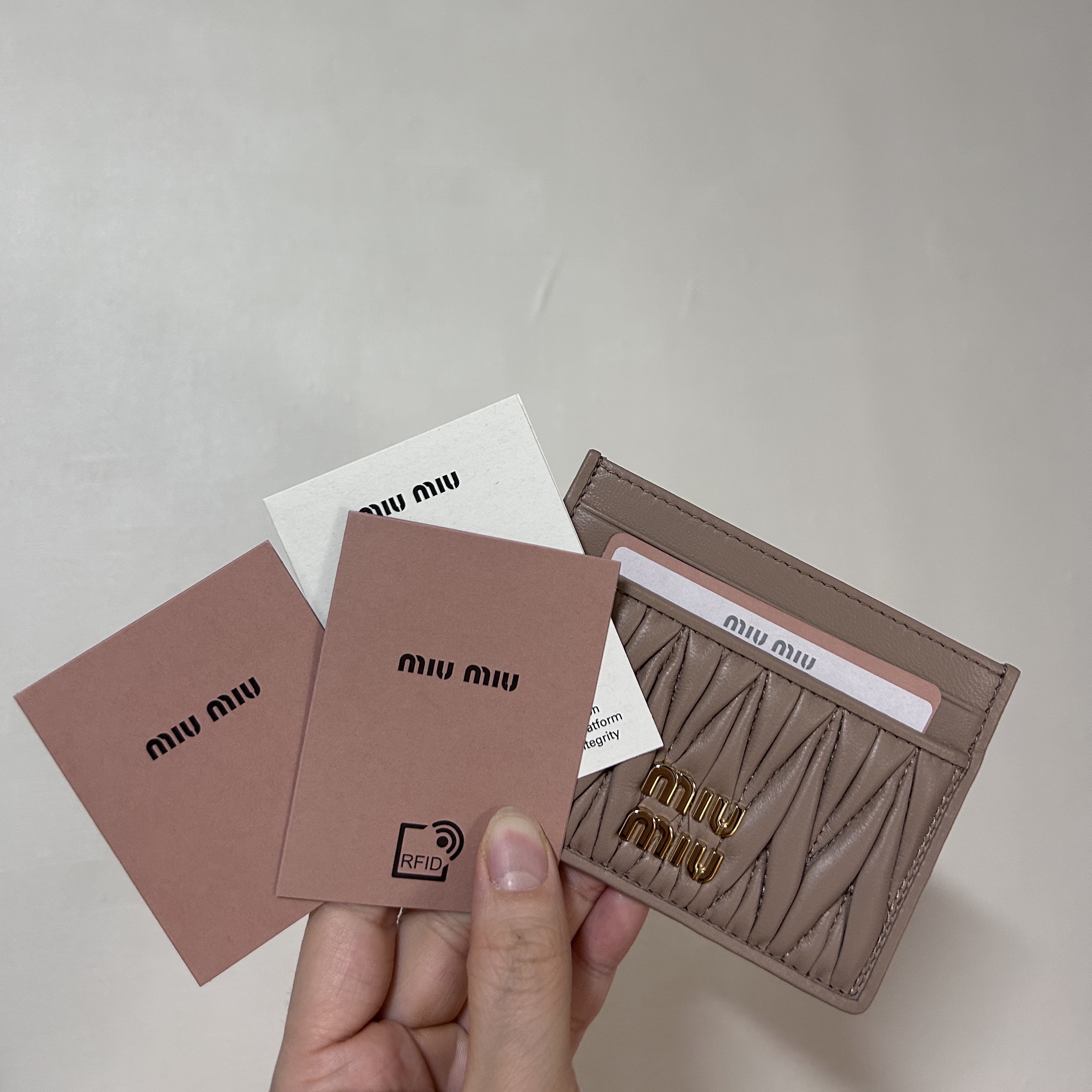 Miu Miu Matelasse Nappa Leather Card Holder Cameo 착용 스타일