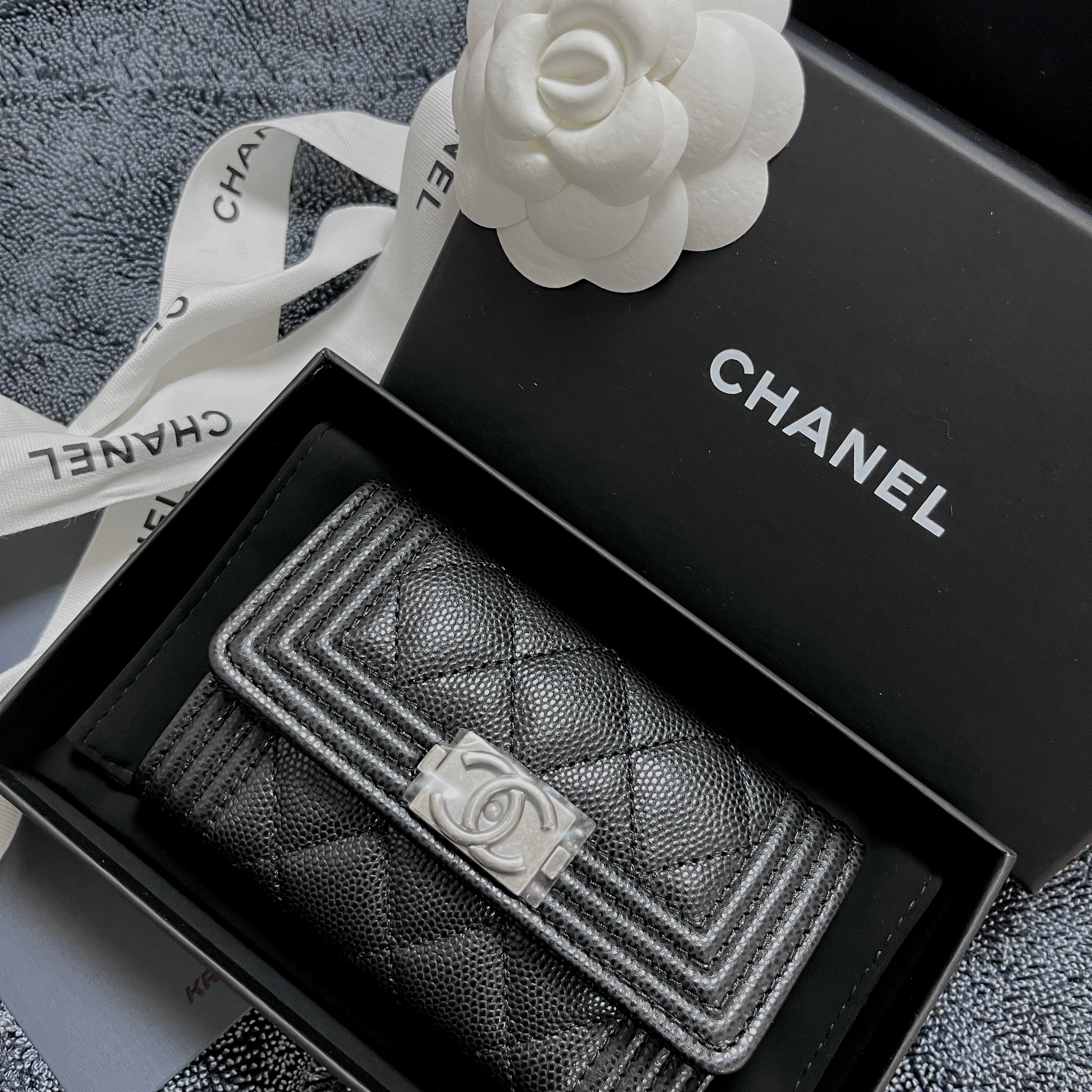 Chanel Boy Chanel Flap Card Holder Grained Calfskin & Ruthenium Black 착용 스타일