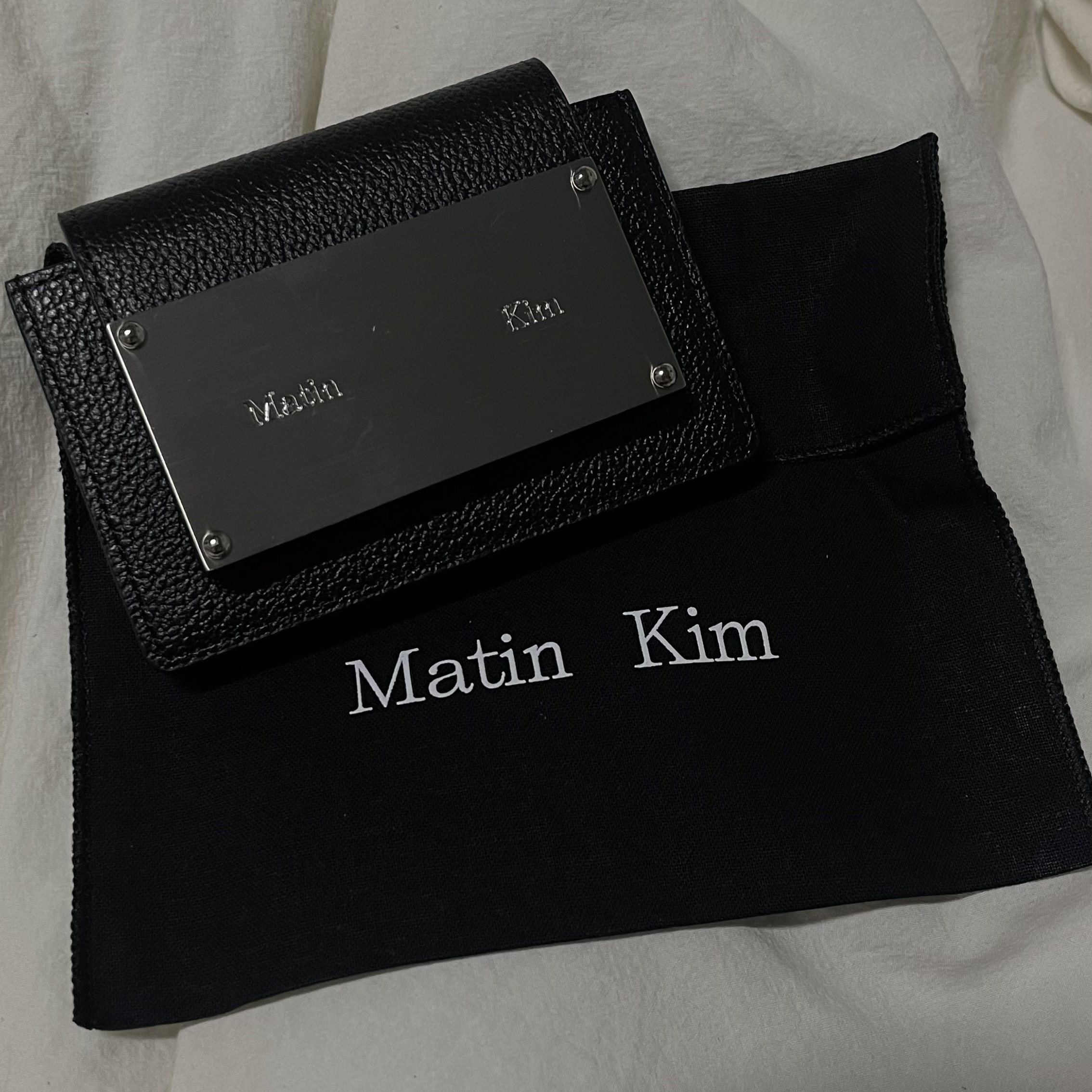 Matin Kim Accordion Wallet Black 착용 스타일 - 1