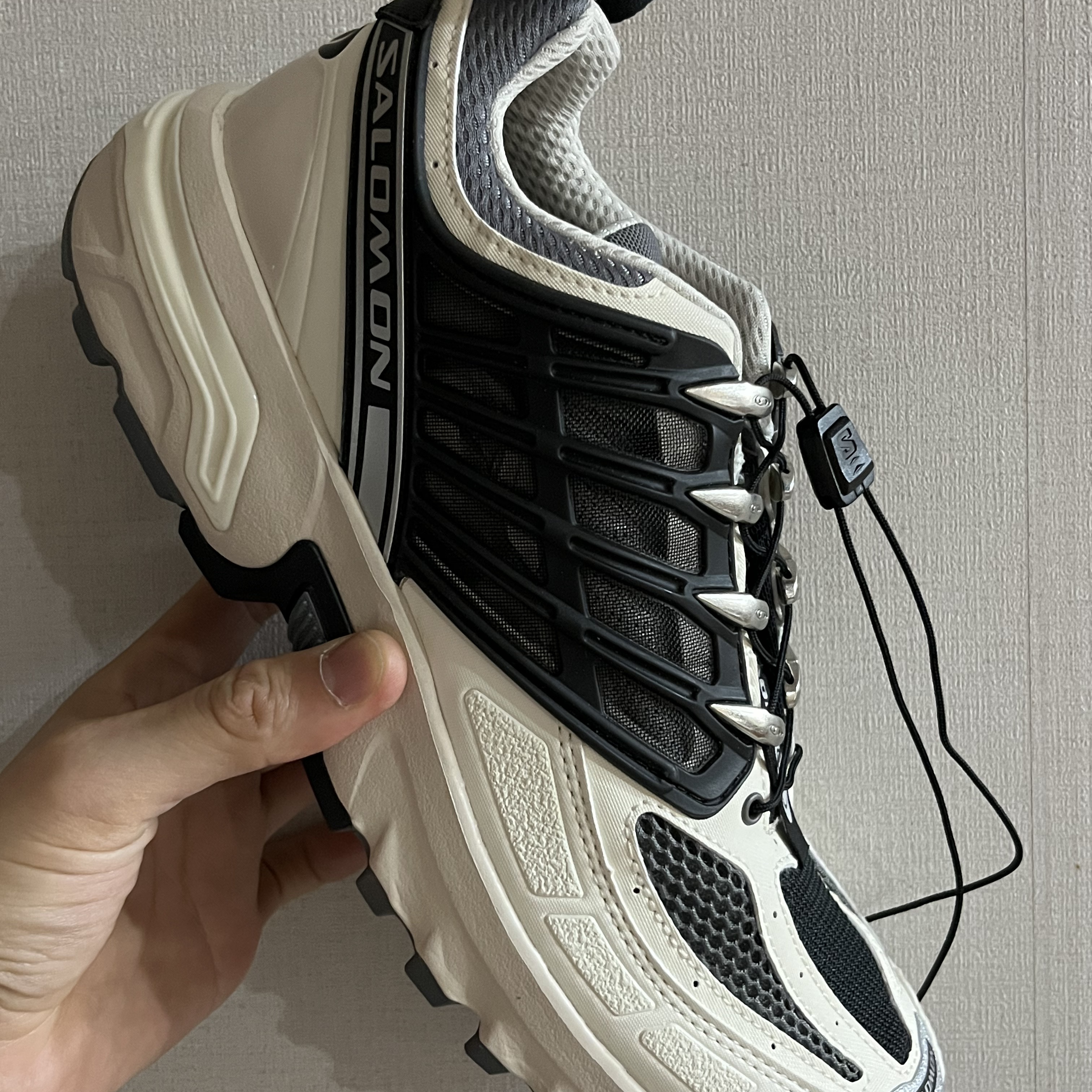 살로몬 x 도버 스트리트 마켓 ACS 프로 ADV 바닐라 착용 스타일 - 4
