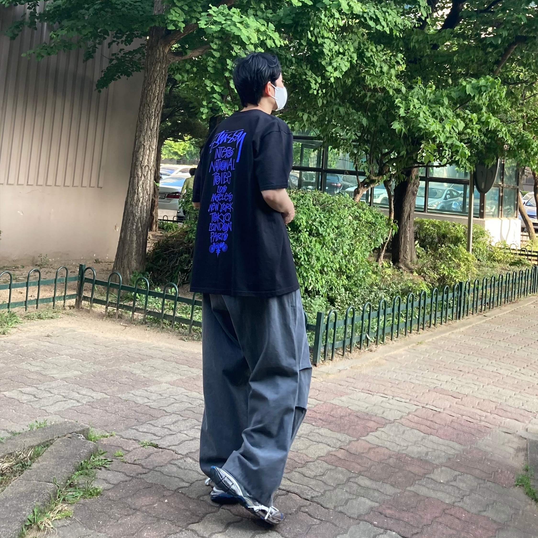 Stussy Tribe Stack T-Shirt Black, Balenciaga 3XL Sneakers Worn Out Grey White Blue 착용 스타일 - 1
