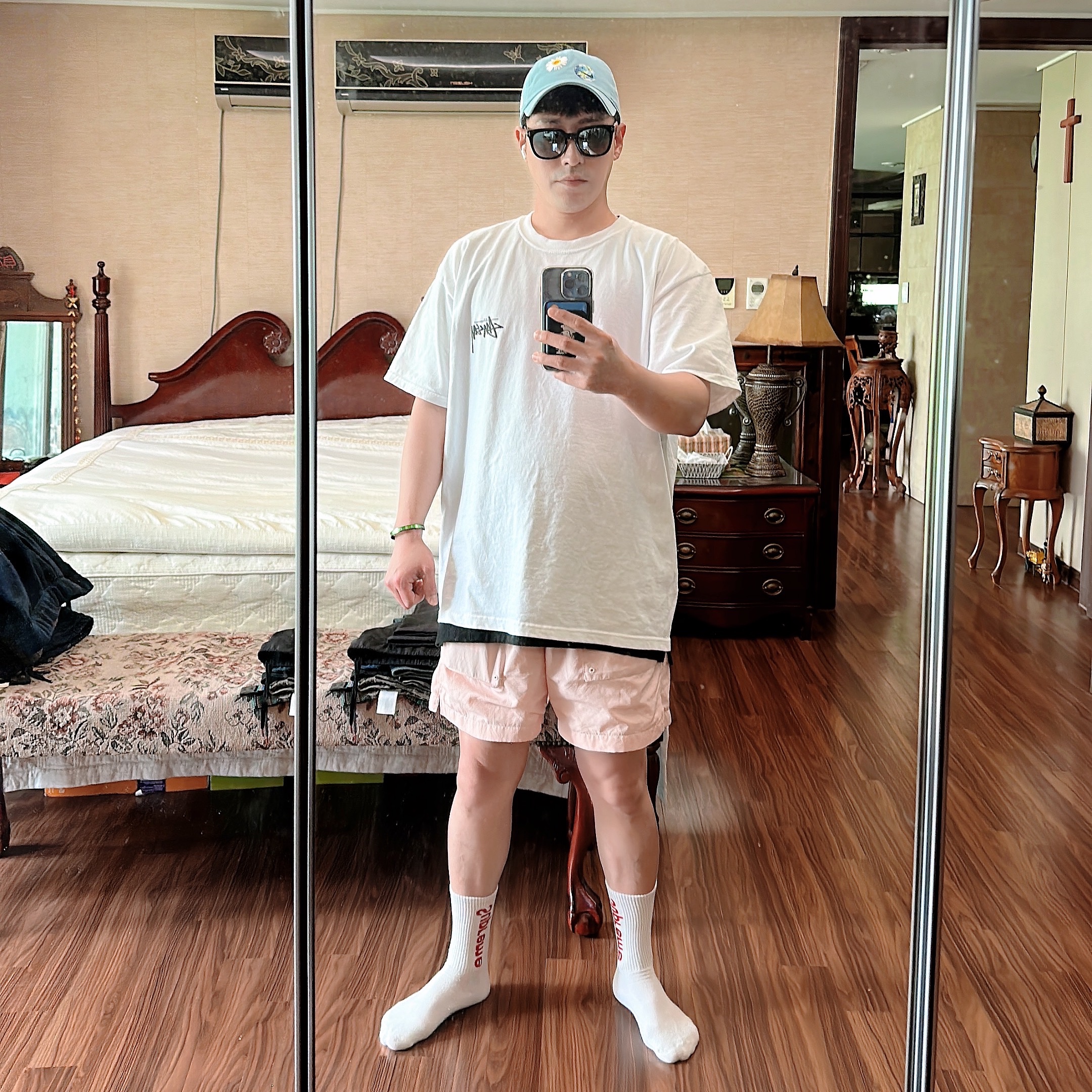Nike Heritage 86 Cap Worn Blue, Stussy x Our Legacy x Denim Tears Stockholm T-Shirt White 착용 스타일 - 3