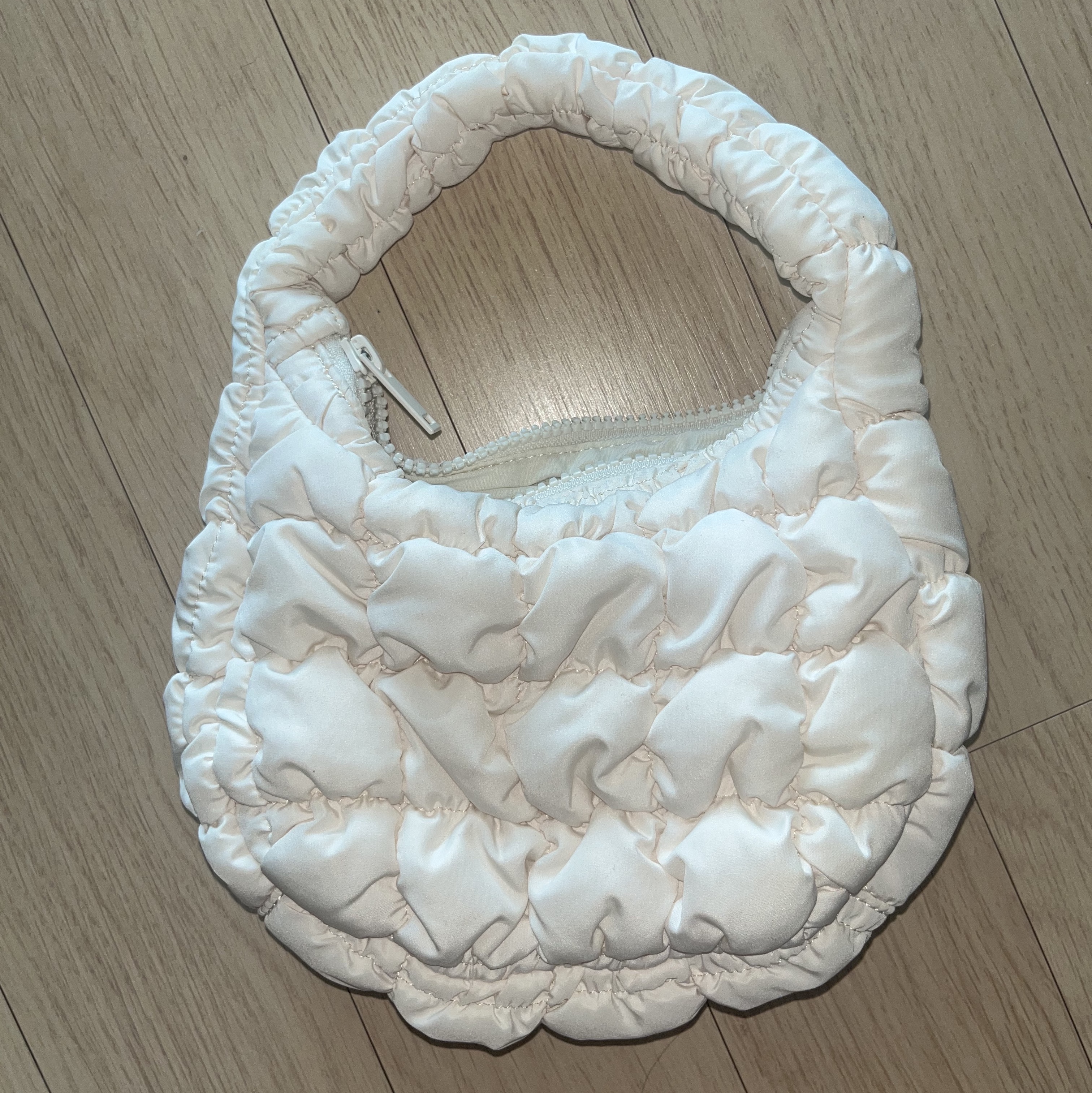 COS Quilted Mini Bag Cream 착용 스타일 - 1