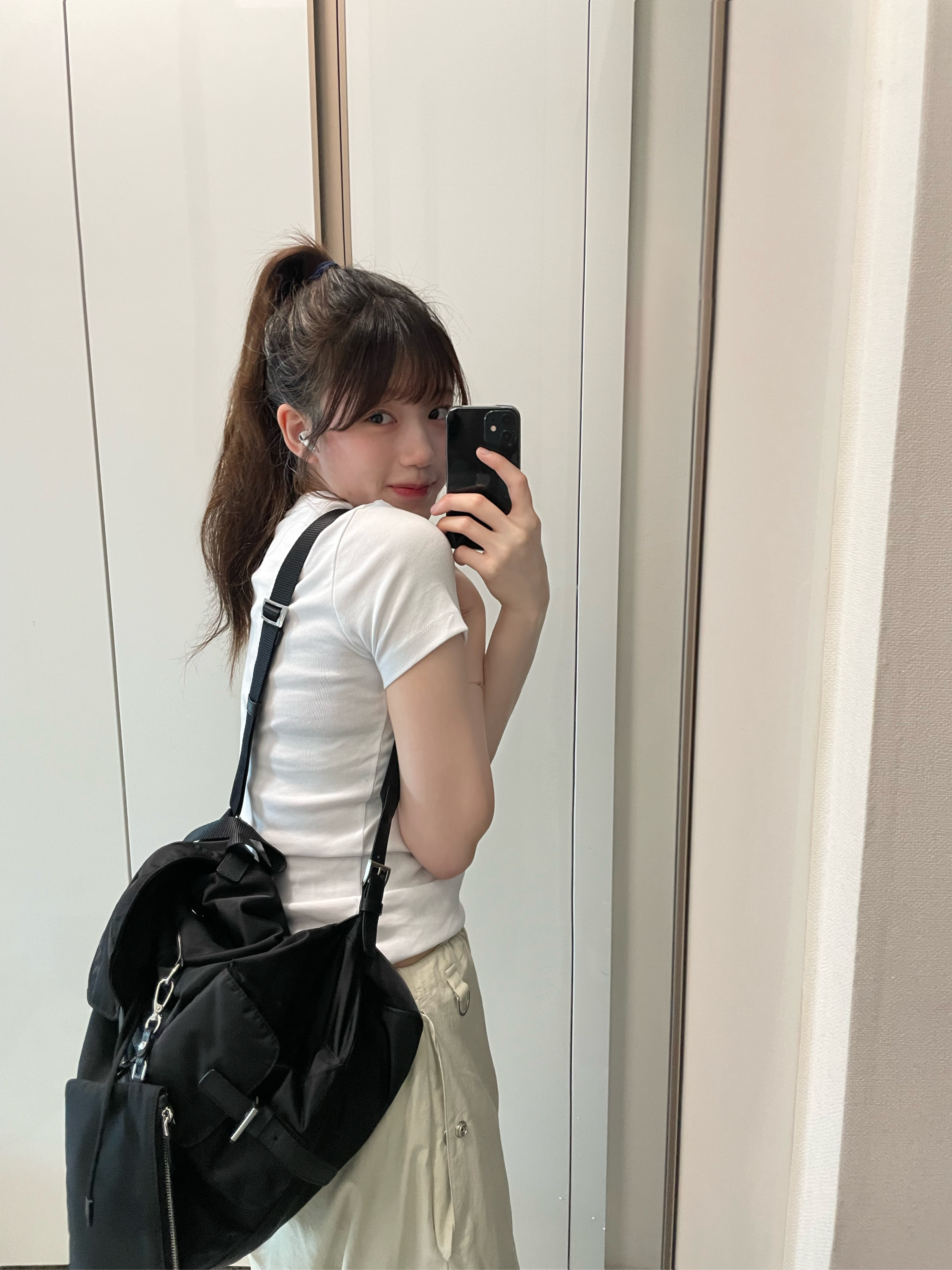 (W) Miu Miu Satin Ballerinas White, Prada Re-Nylon Medium Backpack Black 착용 스타일 - 2