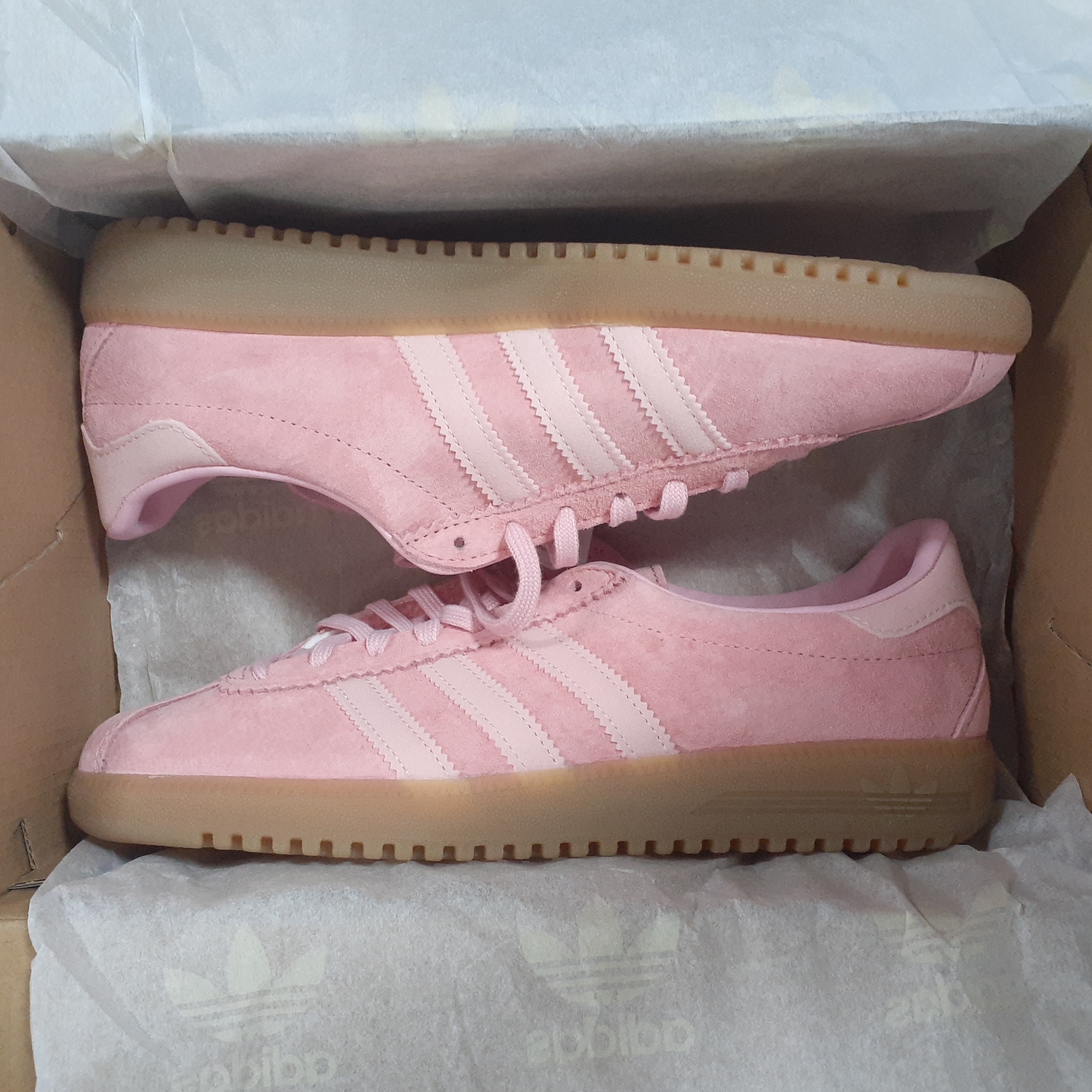 Adidas Bermuda Glow Pink 착용 스타일 - 1