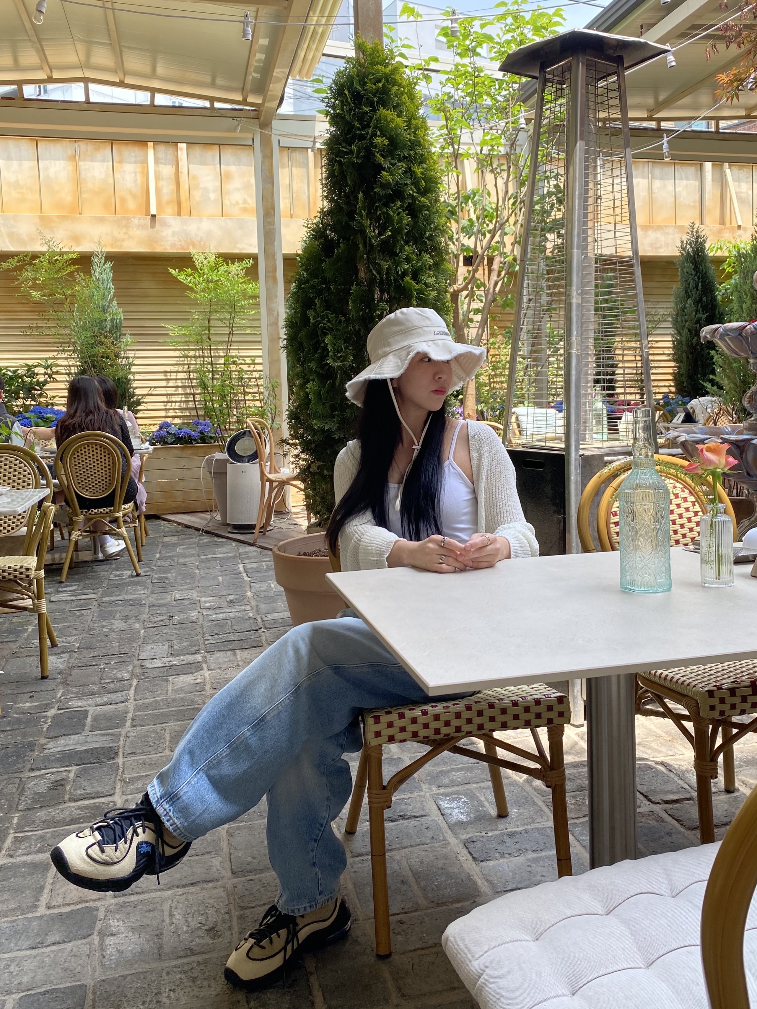 Jacquemus Le Bob Artichaut Bucket Hat Off White, Nike x Stussy Air Penny II Rattan and Limestone 착용 스타일
