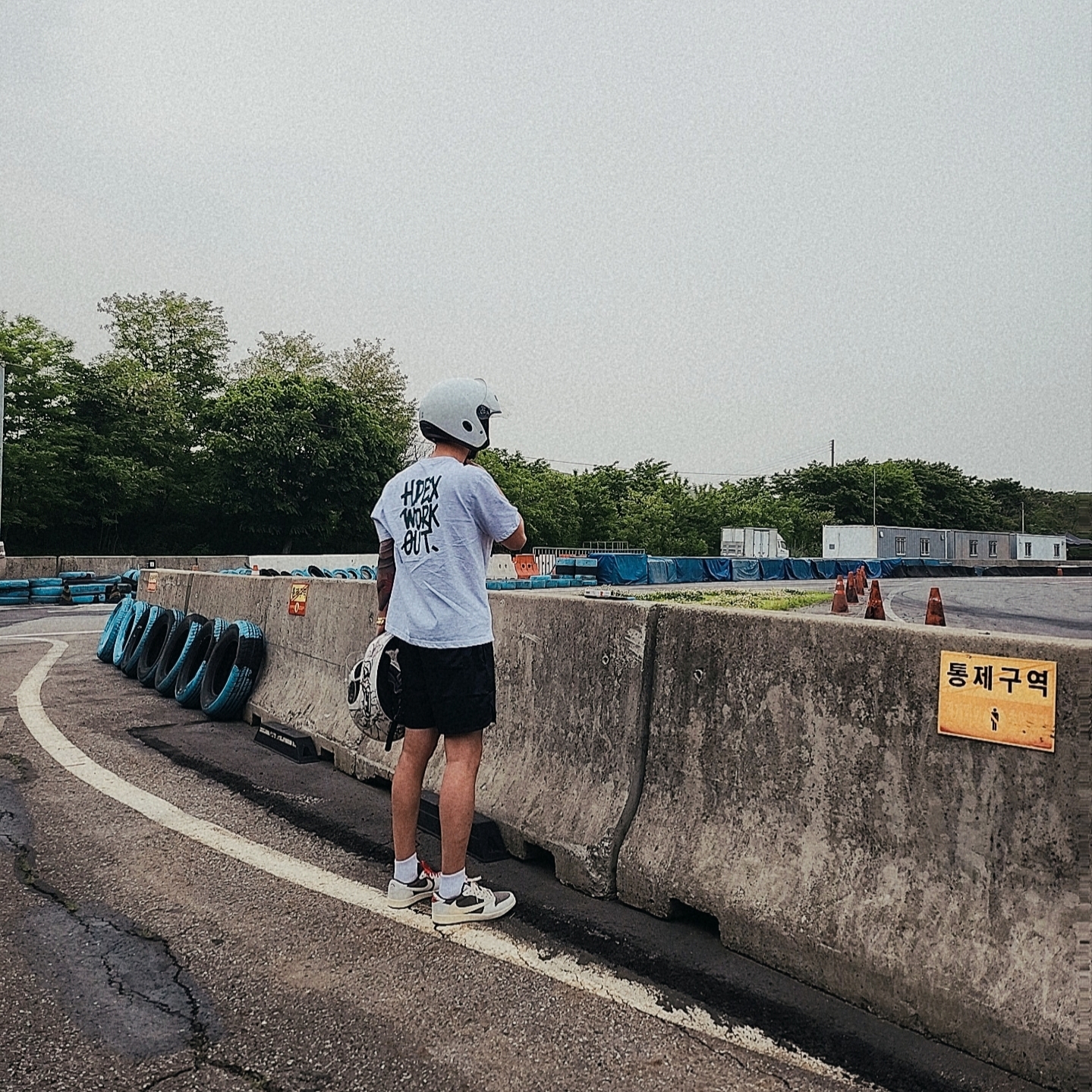 Jordan 1 x Travis Scott Retro Low OG SP Sail and Ridgerock, Nike NSW Woven Lined Flow Shorts Black - US/EU 착용 스타일