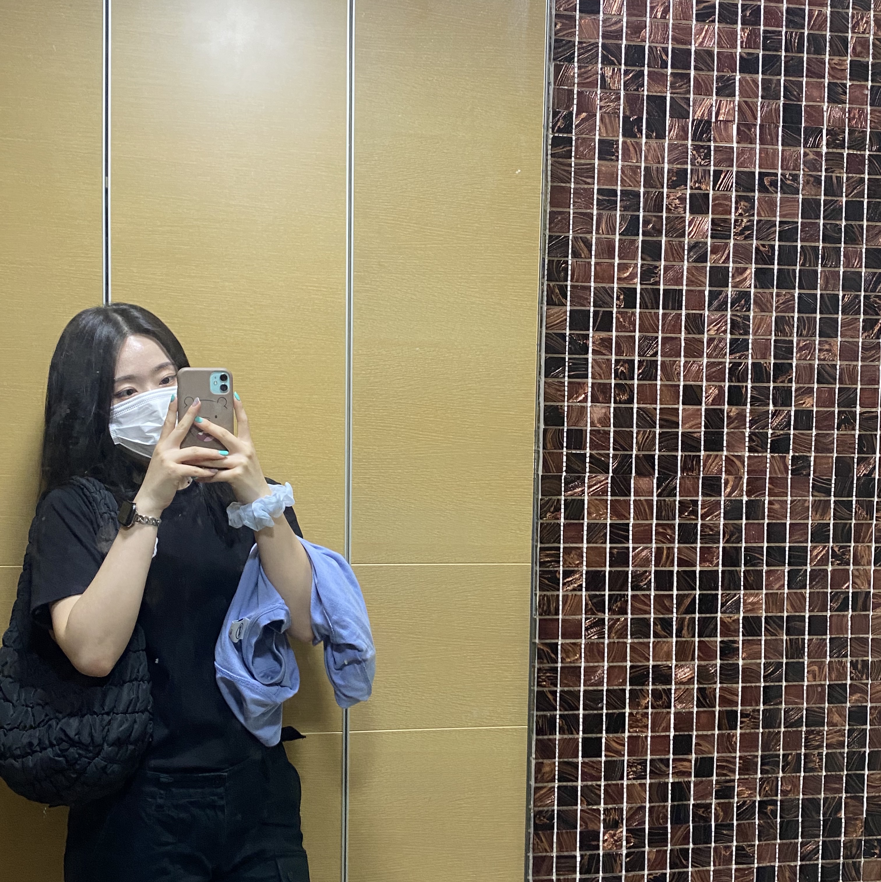 COS Quilted Mini Bag Black 착용 스타일