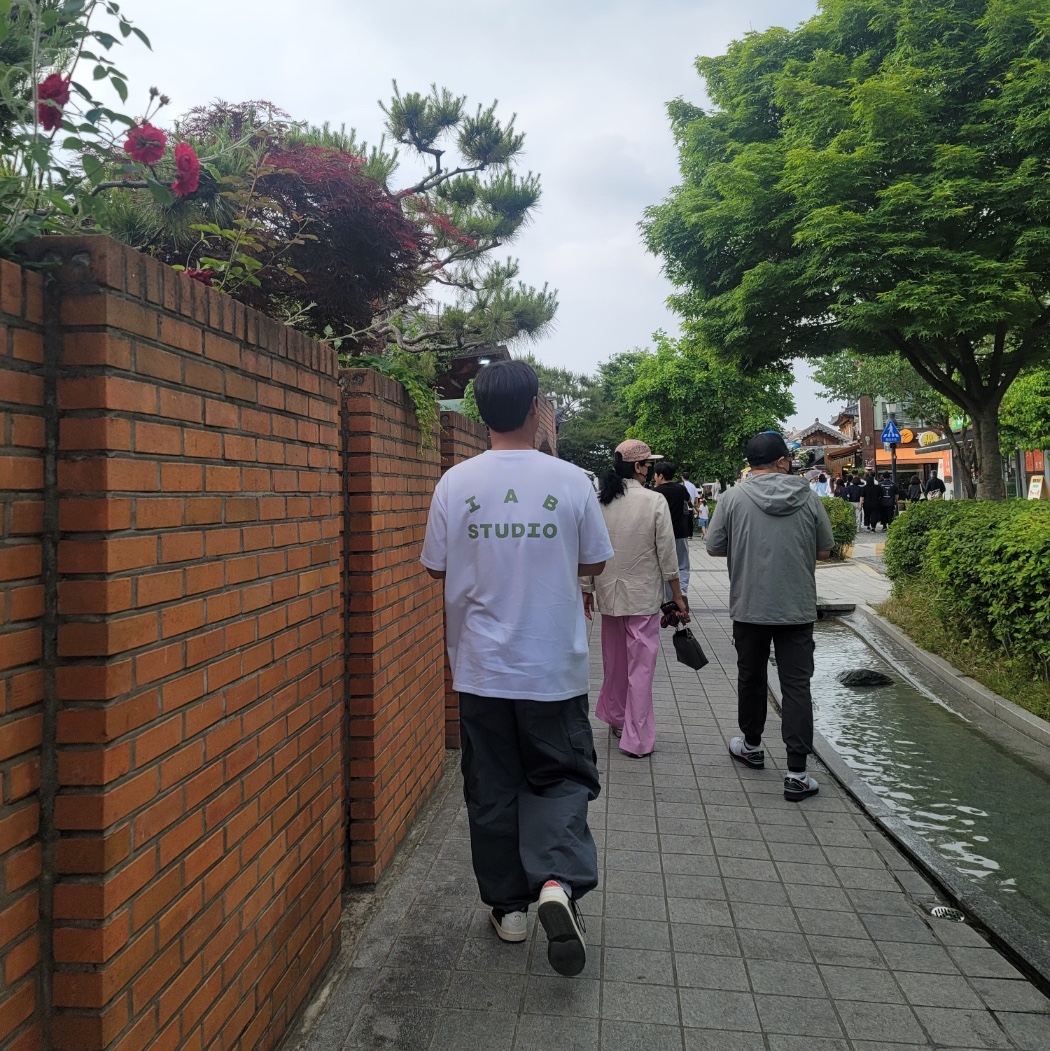 IAB Studio T-Shirt White Light Green, (W) Jordan 1 x Travis Scott Retro Low OG SP Medium Olive 착용 스타일