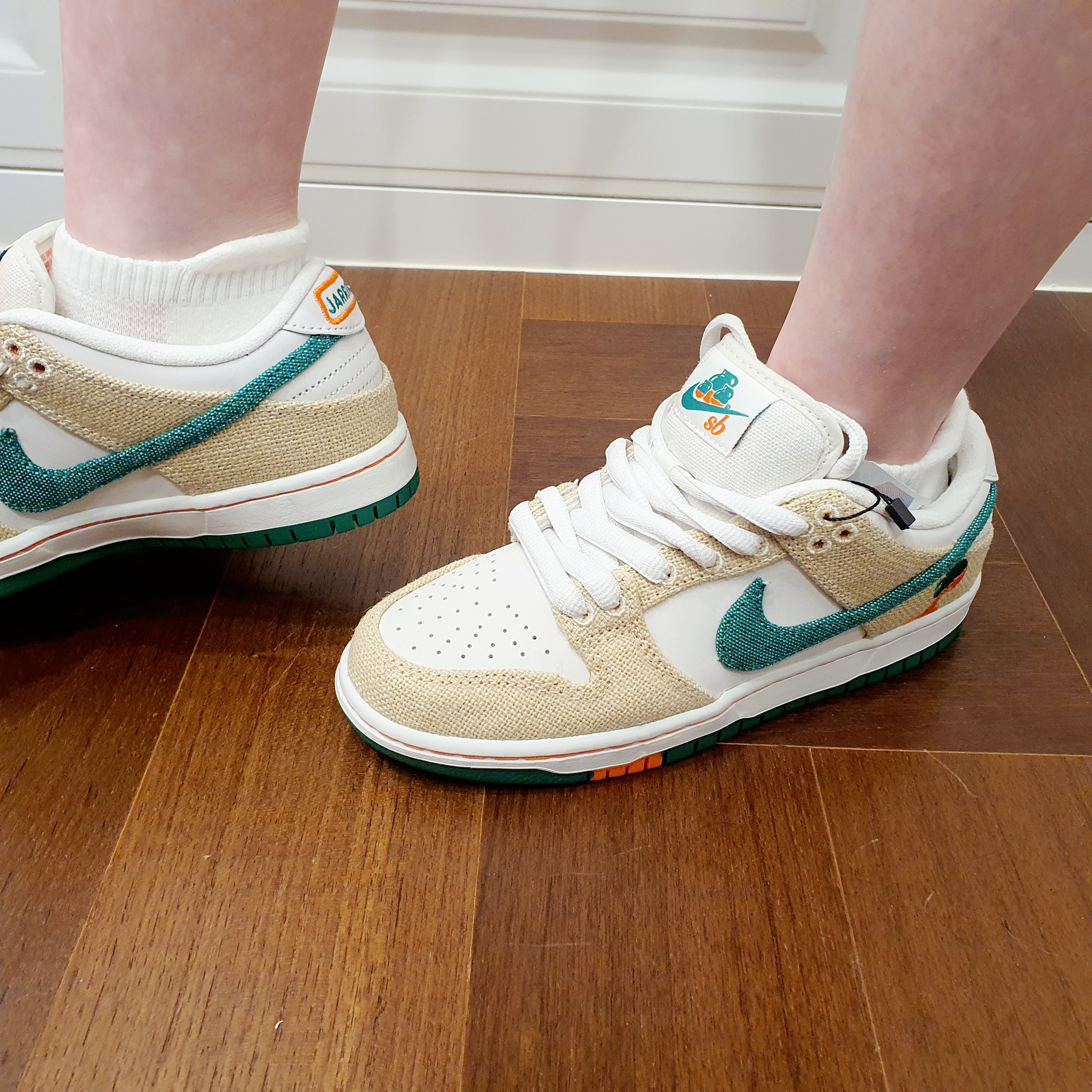 Nike x Jarritos SB Dunk Low Phantom and Malachite 착용 스타일