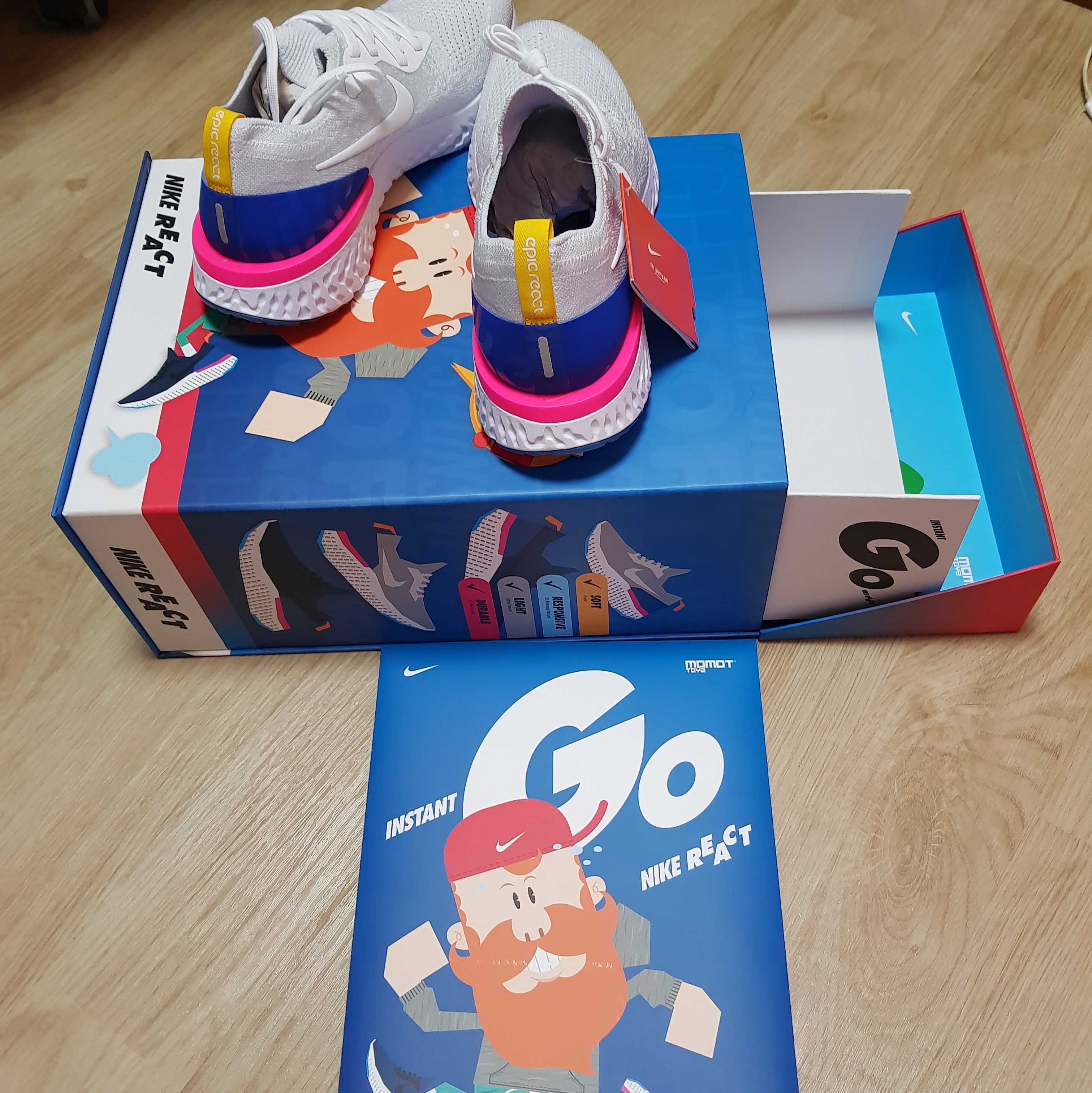 Nike Epic React Flyknit White Racer Blue Pink Blast (Special Box) 착용 스타일 - 1