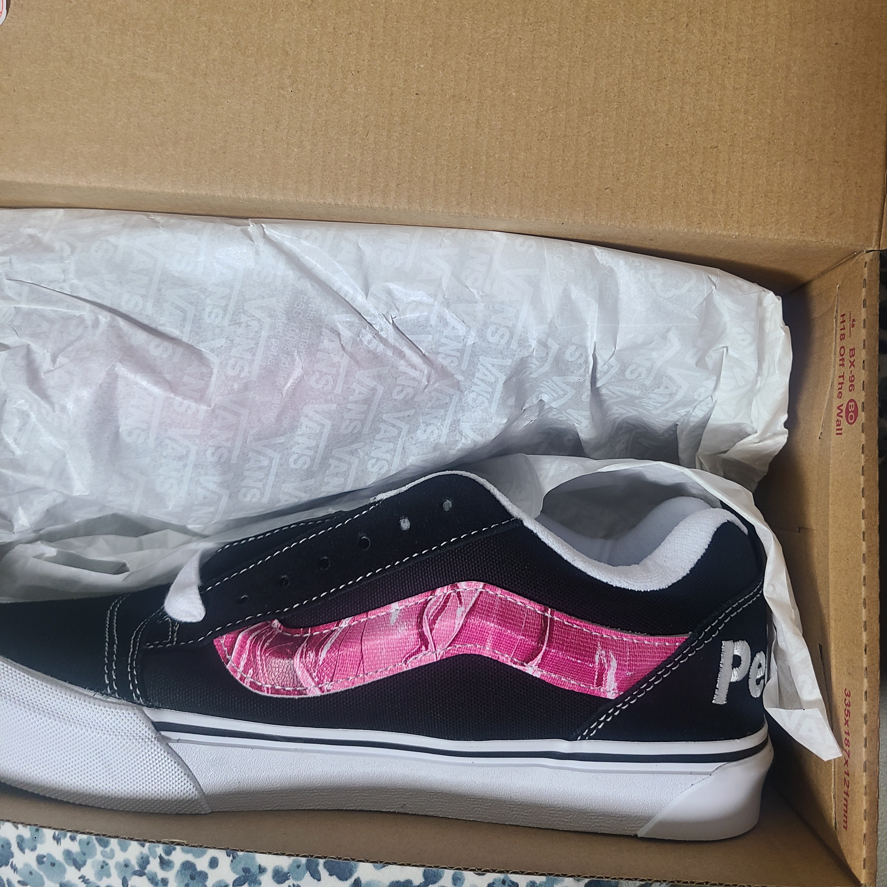 Vans x Peaches. Knu-Skool Black Pink 착용 스타일