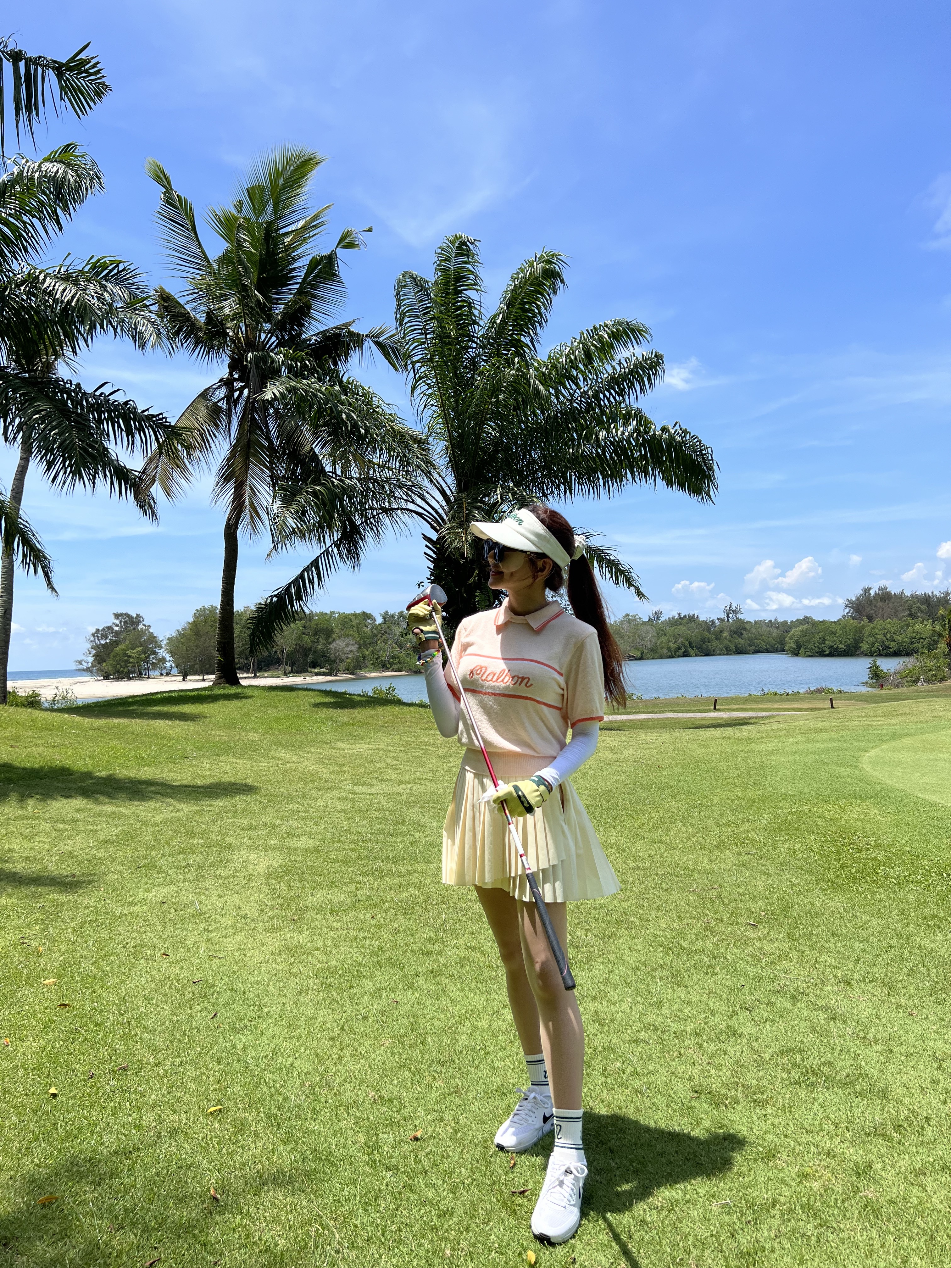 Malbon Golf Buckets Ball Case Green, (W) Malbon Golf Color Line Pleats Skirt Lemon 착용 스타일 - 1