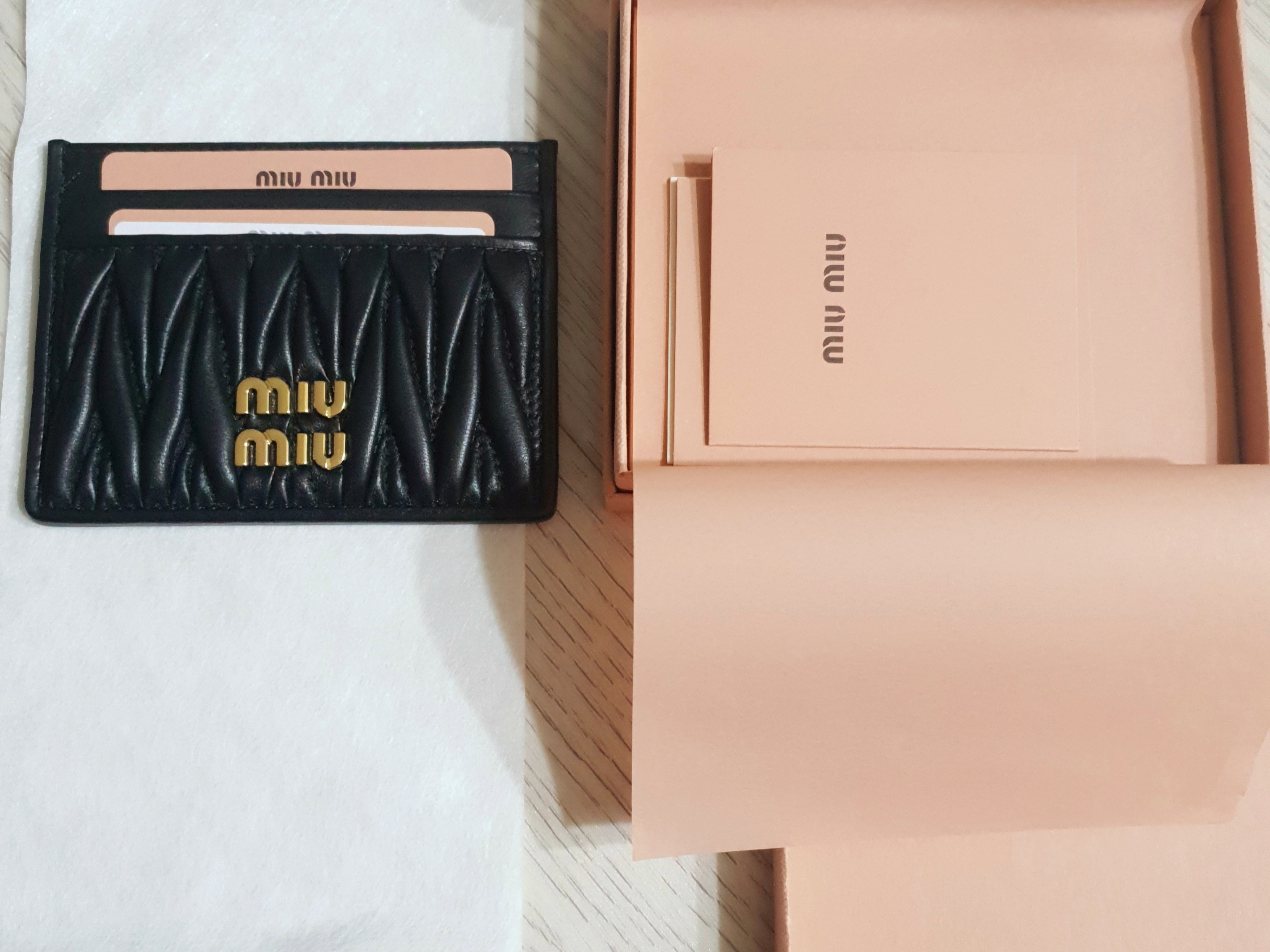Miu Miu Matelasse Nappa Leather Card Holder Black 착용 스타일