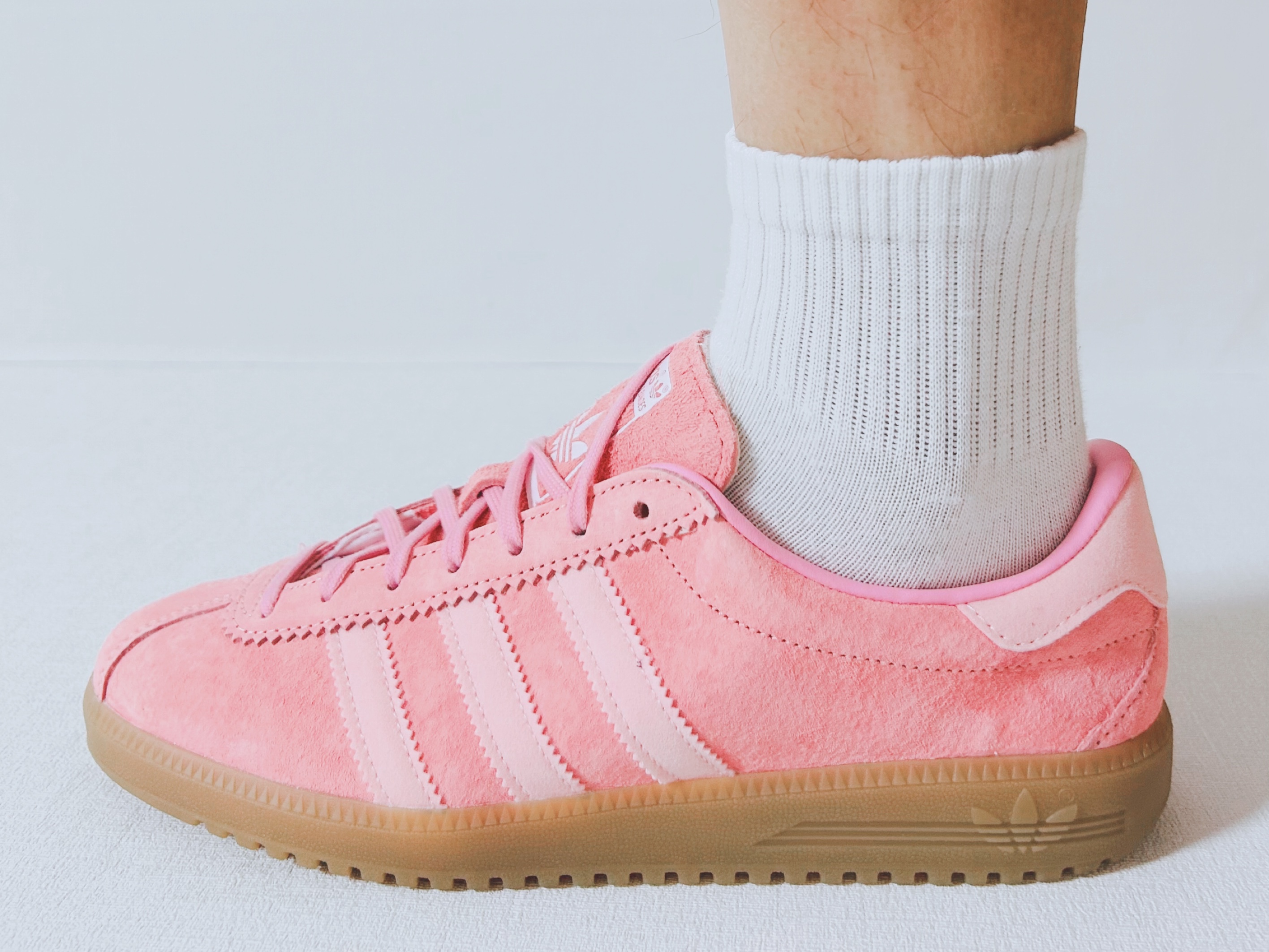 Adidas Bermuda Glow Pink 착용 스타일