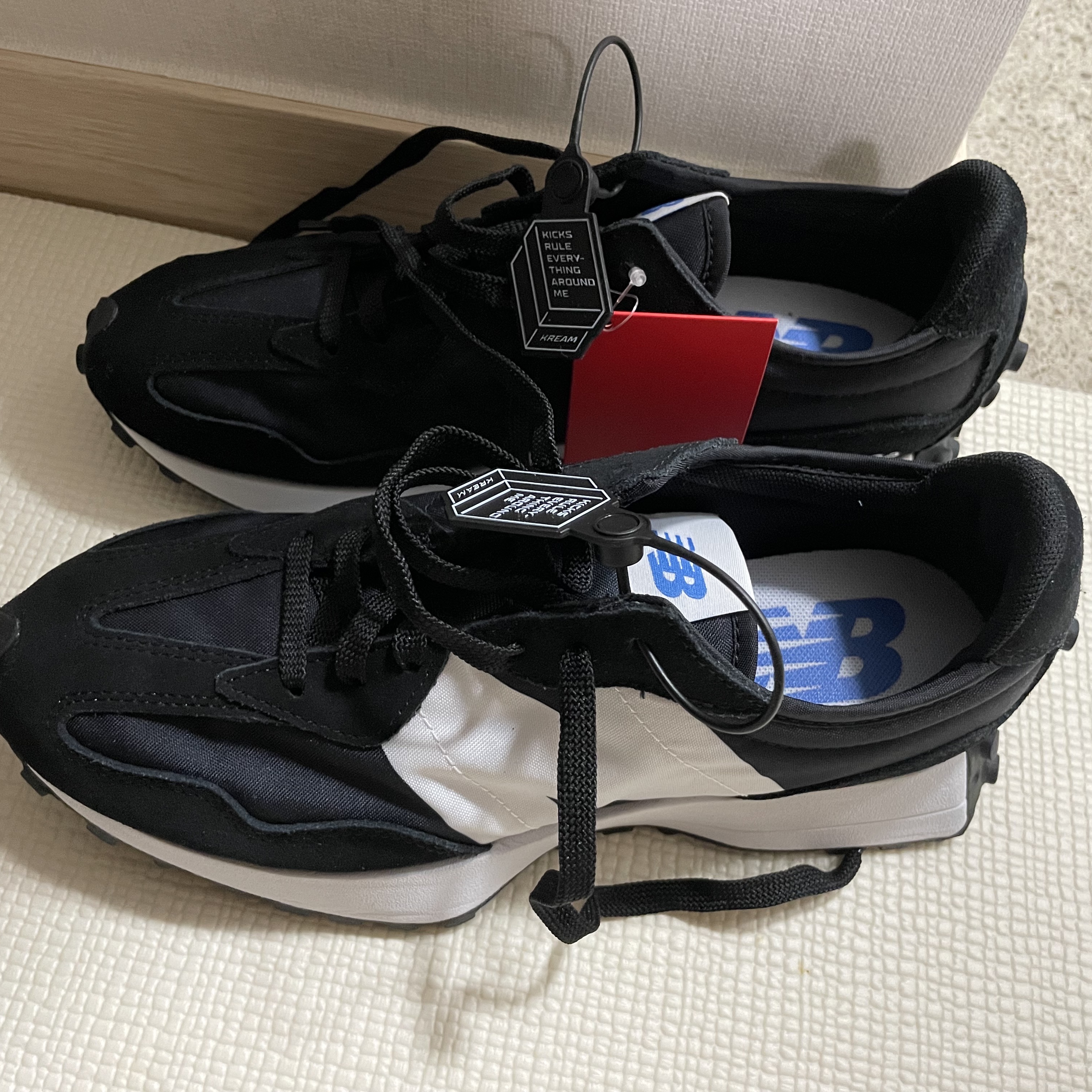New Balance 327 Black 착용 스타일