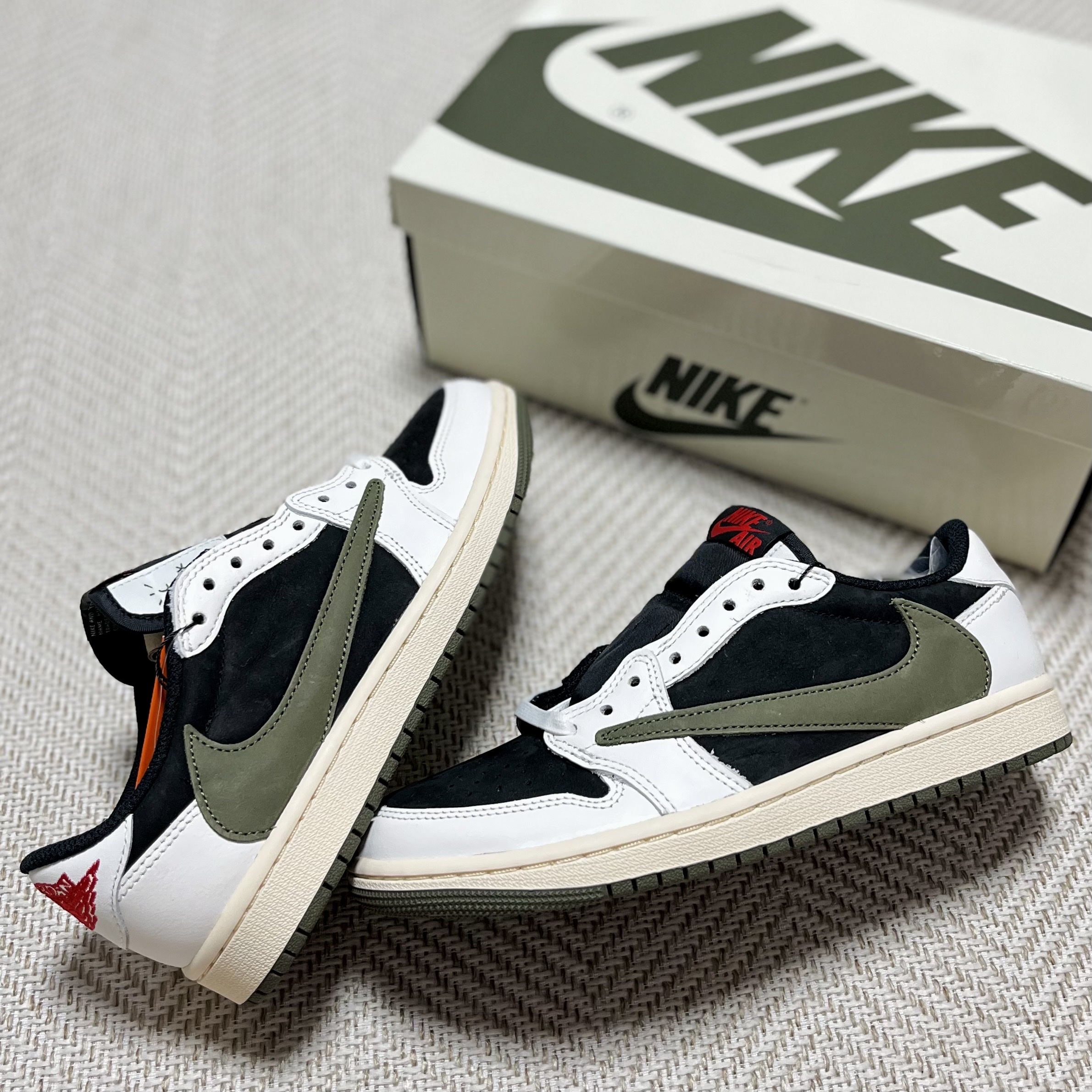 (W) Jordan 1 x Travis Scott Retro Low OG SP Medium Olive 착용 스타일 - 1