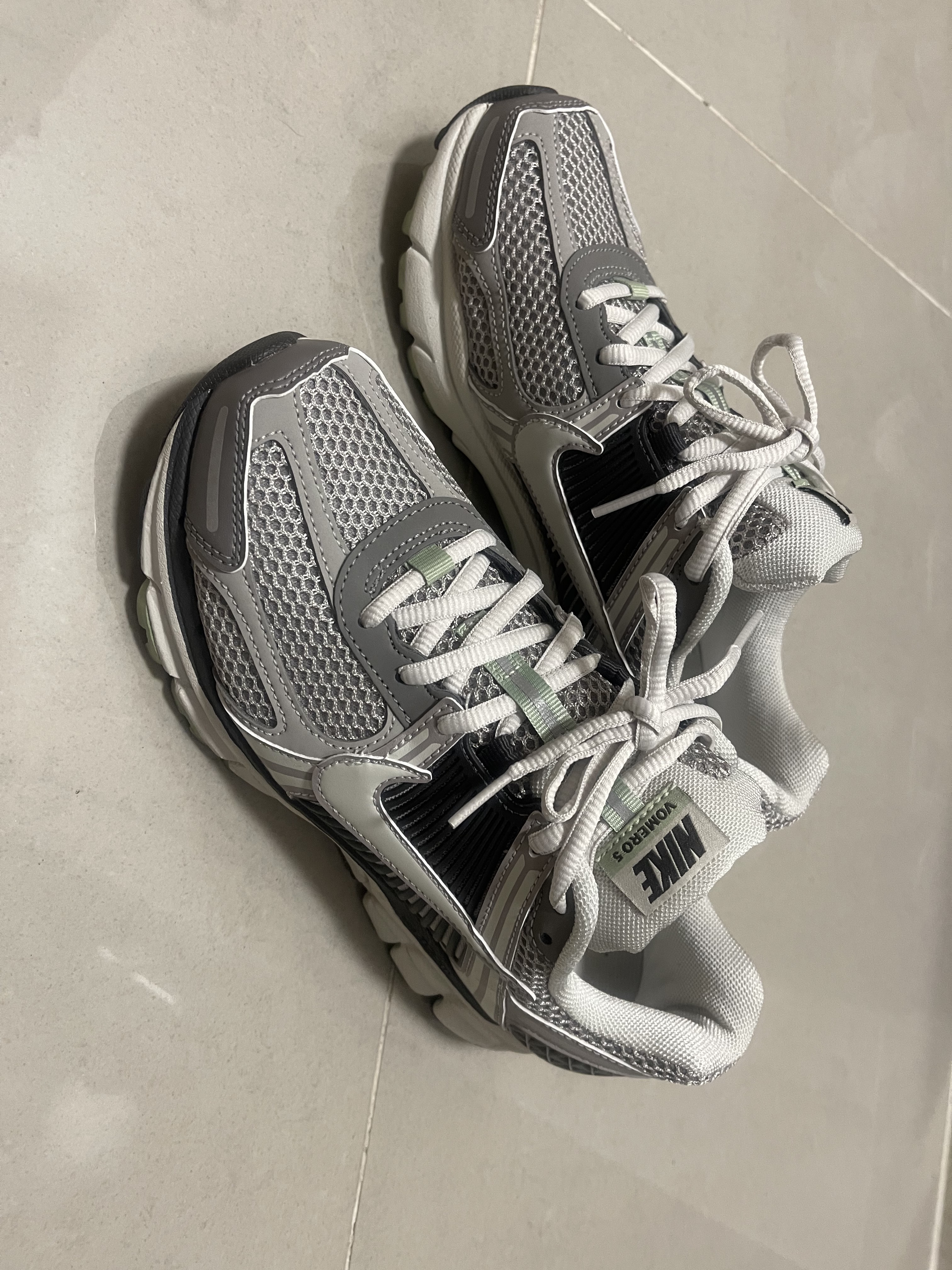 (W) Nike Zoom Vomero 5 Cobblestone and Flat Pewter 착용 스타일