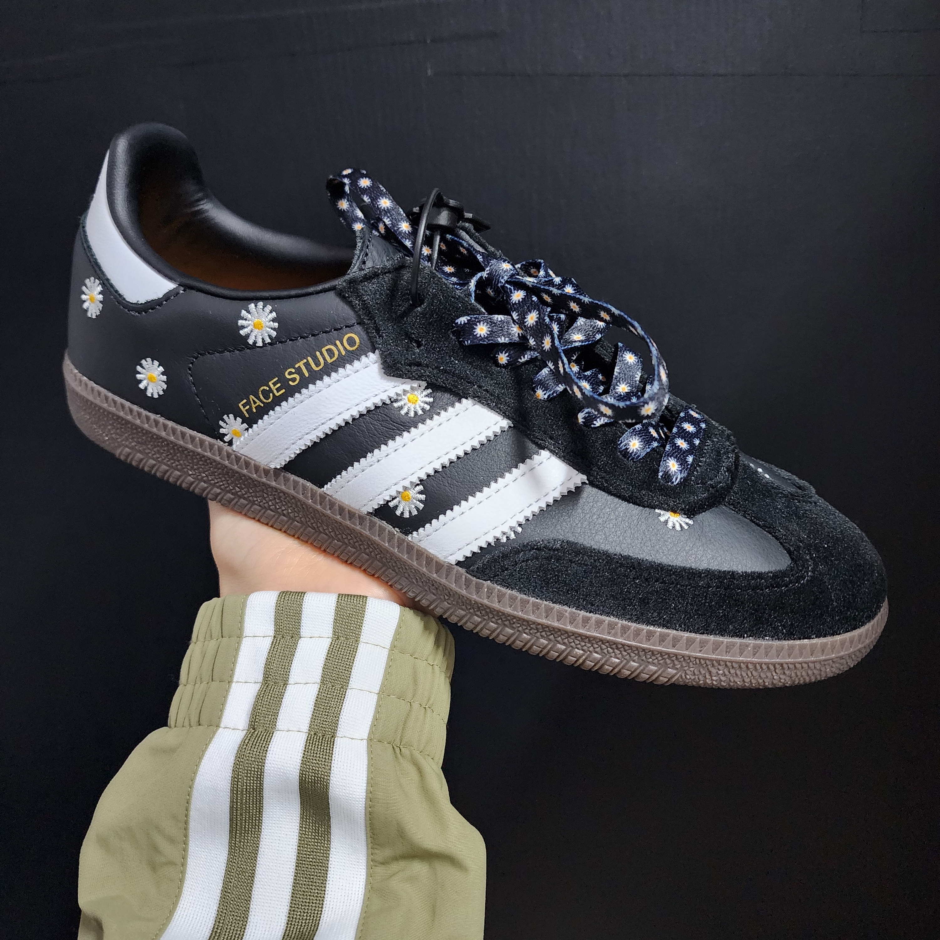 Adidas x Atmos x Face Samba OG Core Black 착용 스타일 - 1