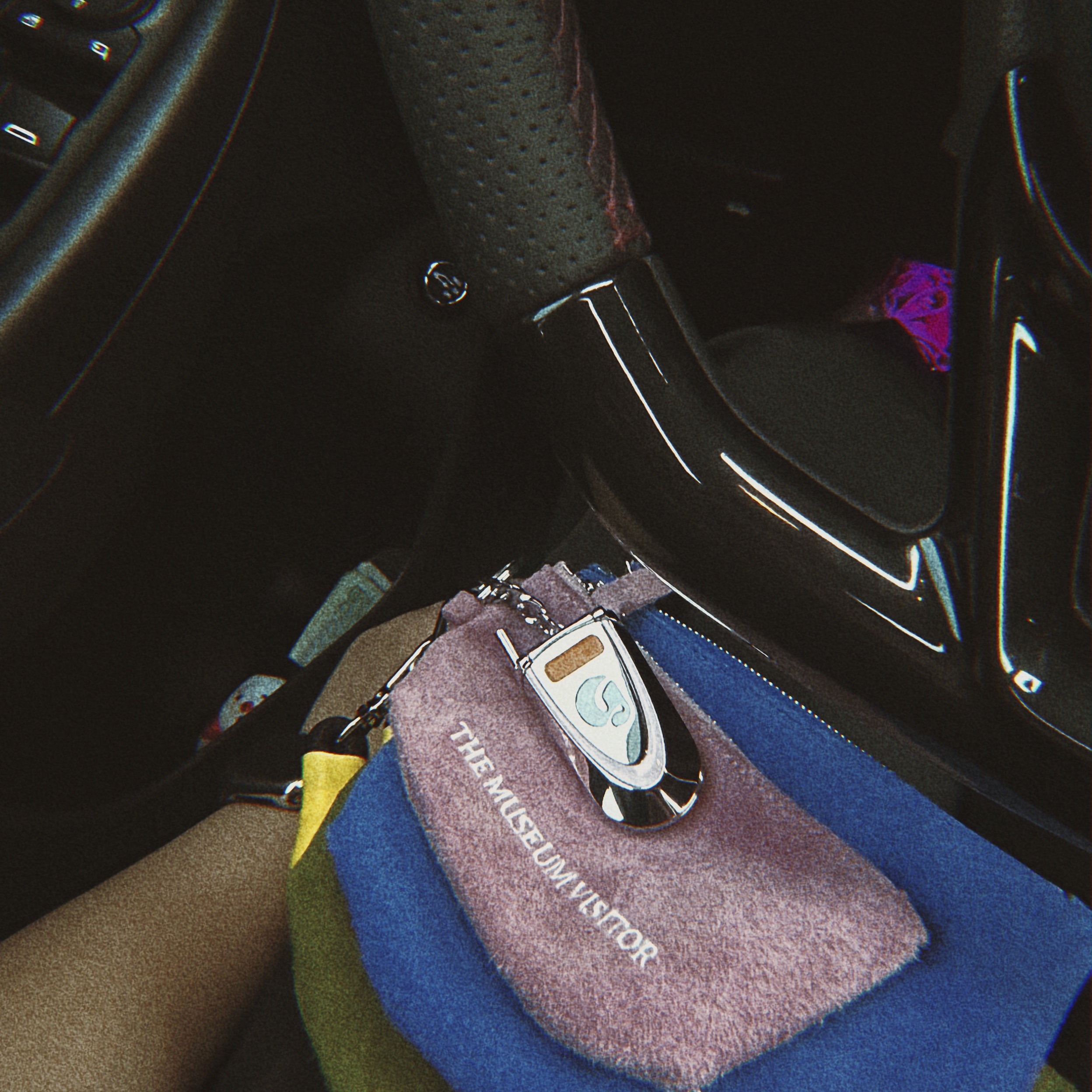 Glossier Cell Phone Keychain - LA Exclusive 착용 스타일