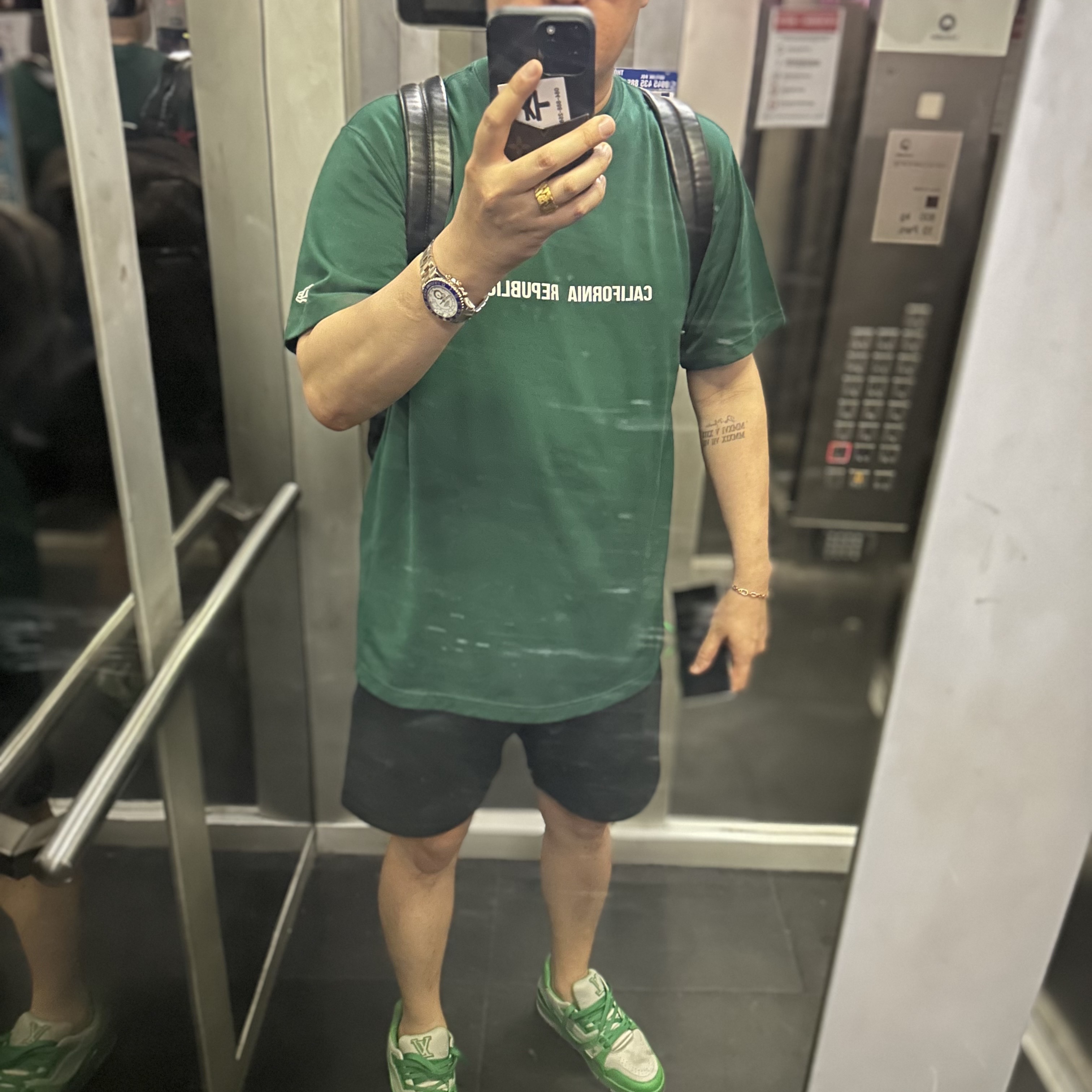 Essentials The Core Collection Sweatshorts Stretch Limo 착용 스타일