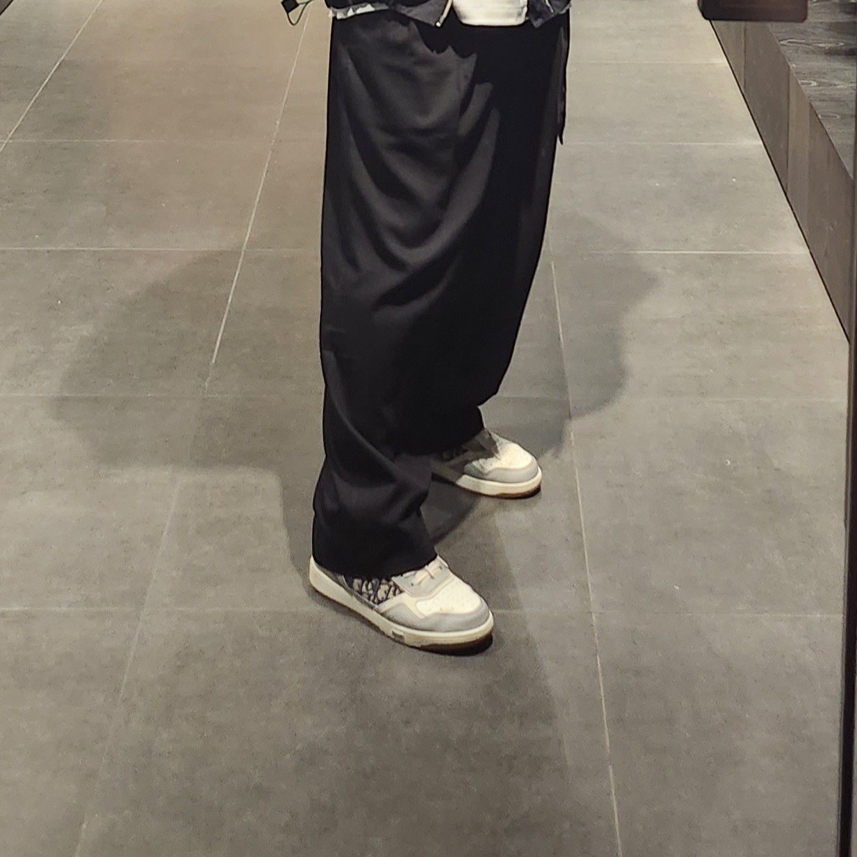 Dior B27 High-Top Sneakers Grey White 착용 스타일