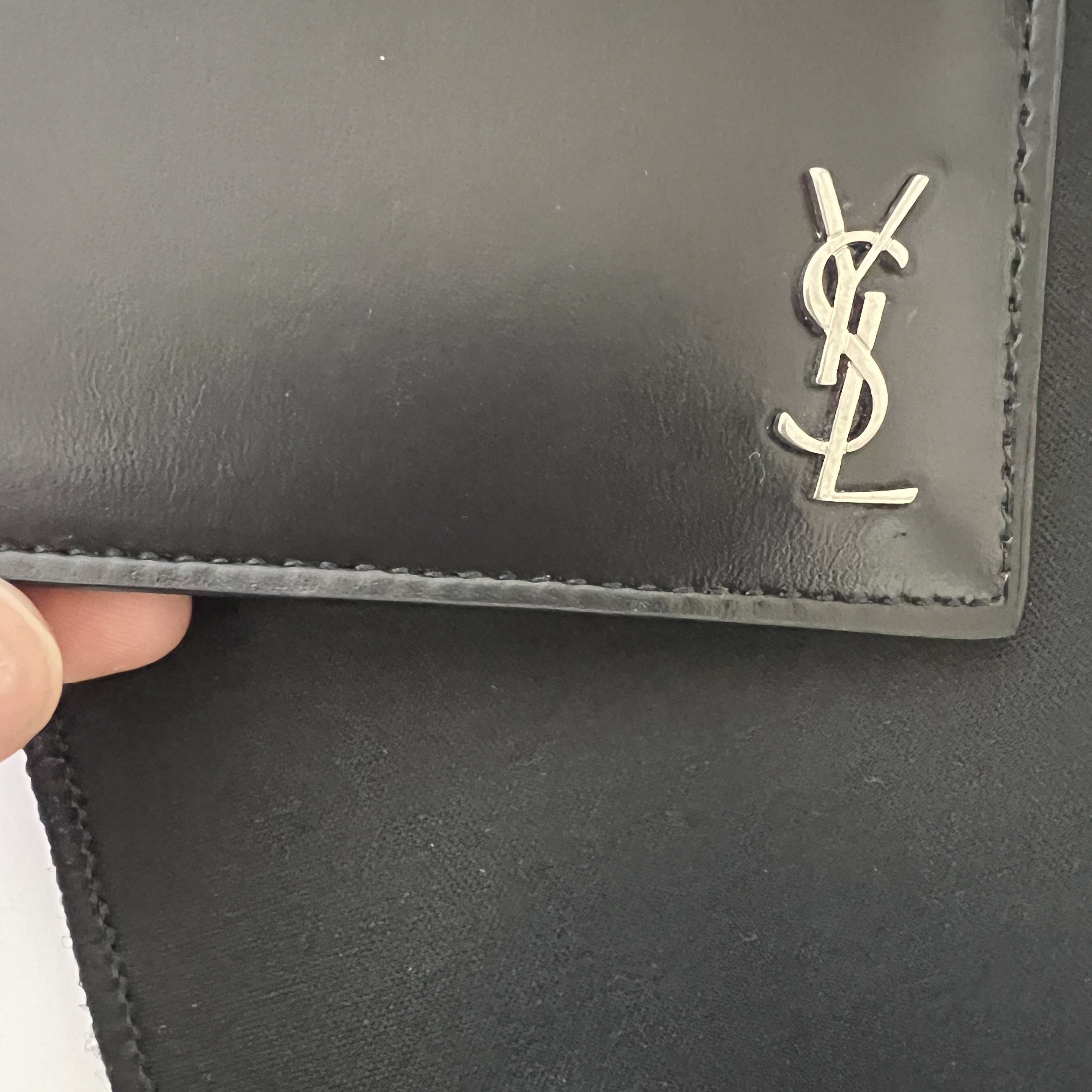 Saint Laurent Tiny Silver Monogram Card Case in Matte Leather Black 착용 스타일