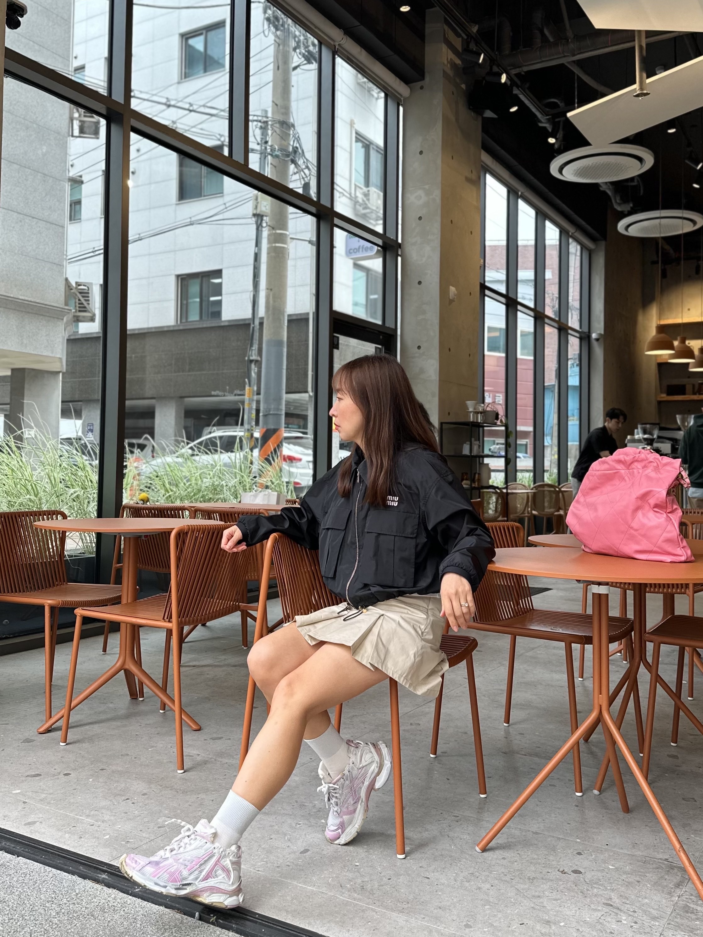 Chanel 22 Medium Handbag Shiny Calfskin & Gold Coral Pink, (W) Balenciaga Runner Sneakers White Pink 착용 스타일 - 3