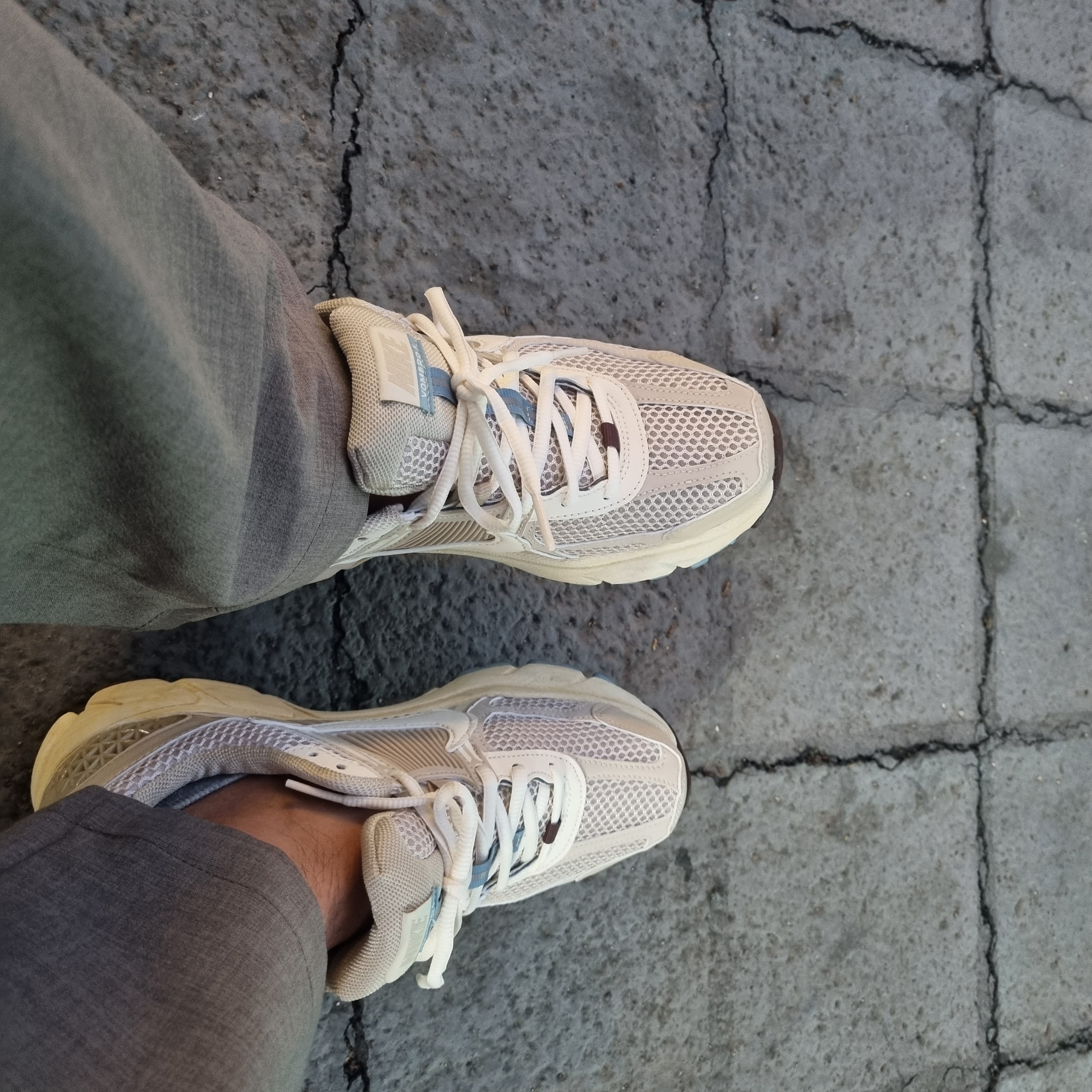 (W) Nike Zoom Vomero 5 Oatmeal 착용 스타일