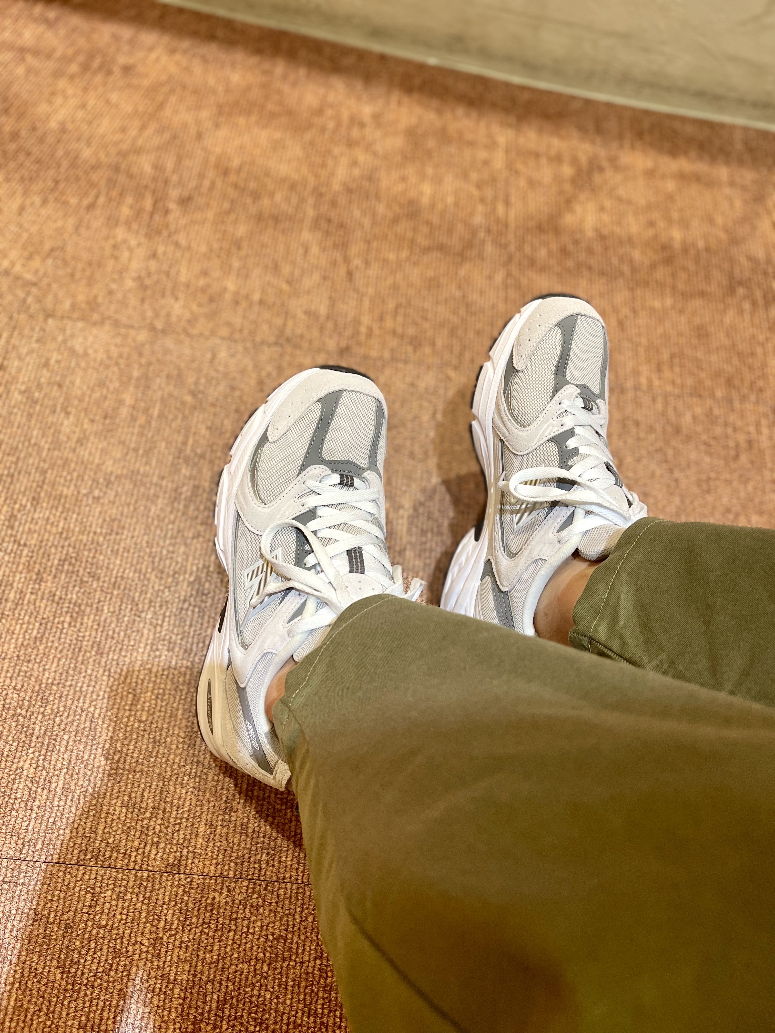 New Balance 530 Classic Grey 착용 스타일 - 2