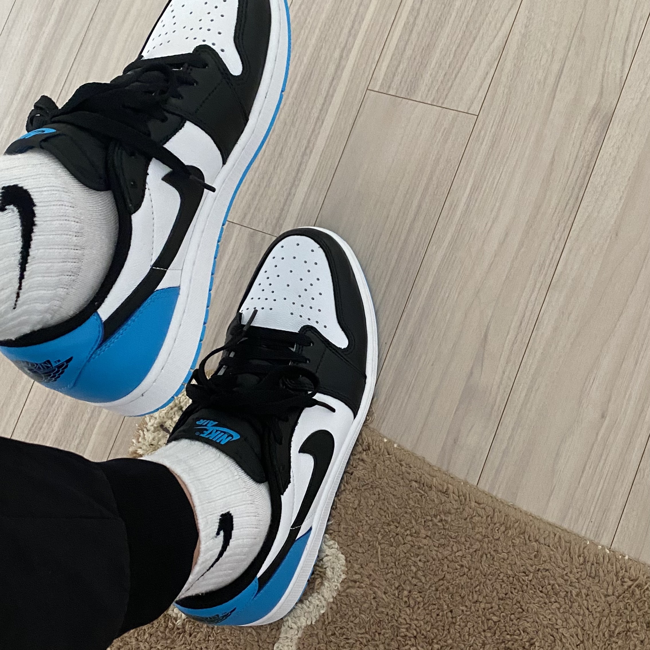 Jordan 1 Retro Low OG Black and Dark Powder Blue 착용 스타일