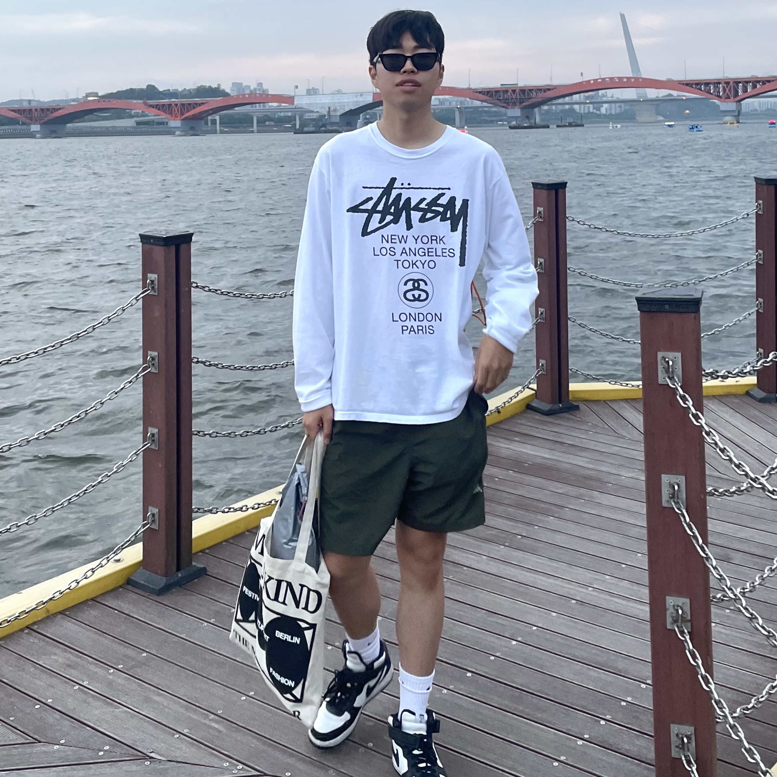 Stussy World Tour LS T-Shirt White, Nike x Stussy Air Force 1 '07 Mid SP Black and Light Bone 착용 스타일