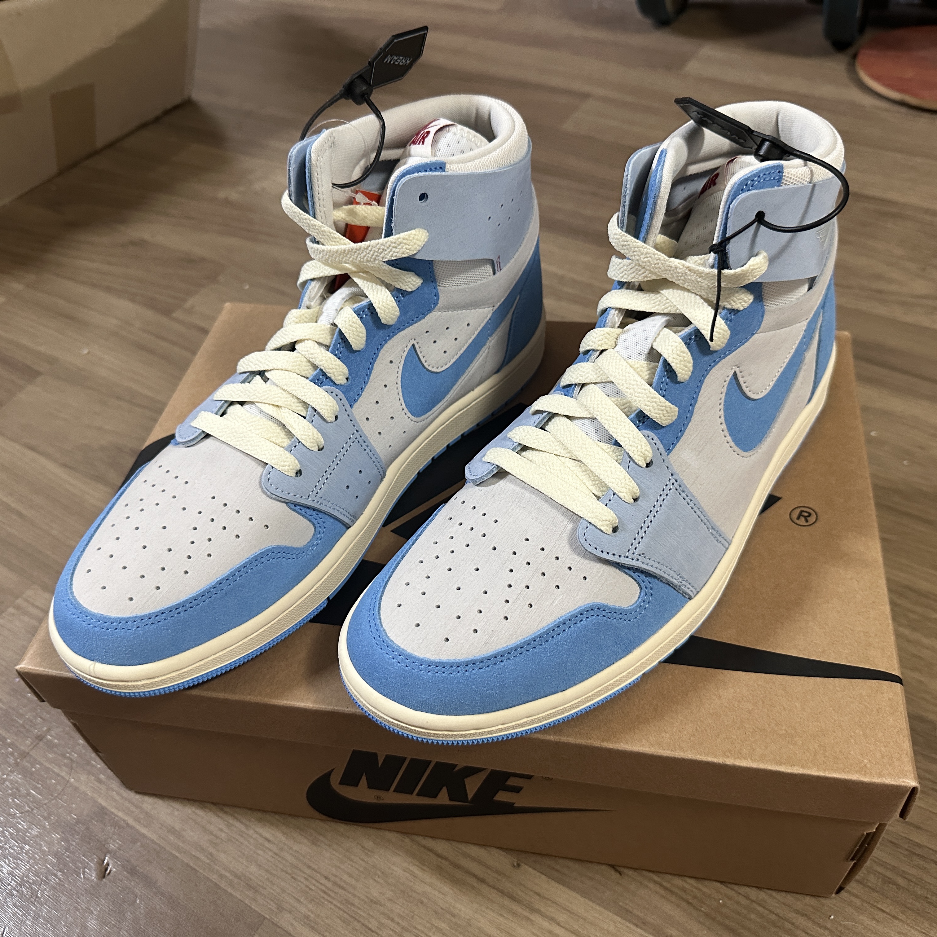 (W) Jordan 1 Zoom Air CMFT 2 Phantom University Blue 착용 스타일 - 1