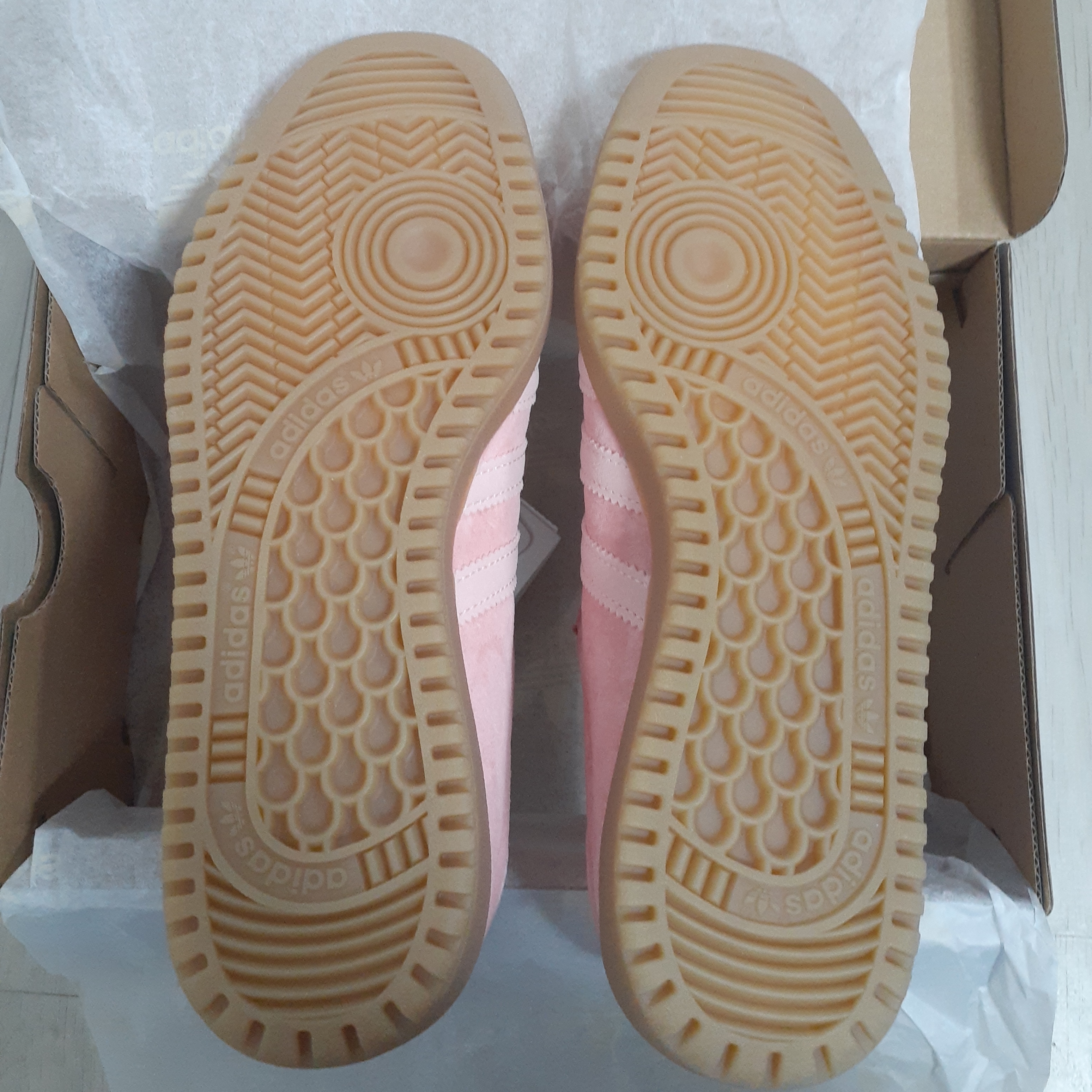 Adidas Bermuda Glow Pink 착용 스타일 - 2
