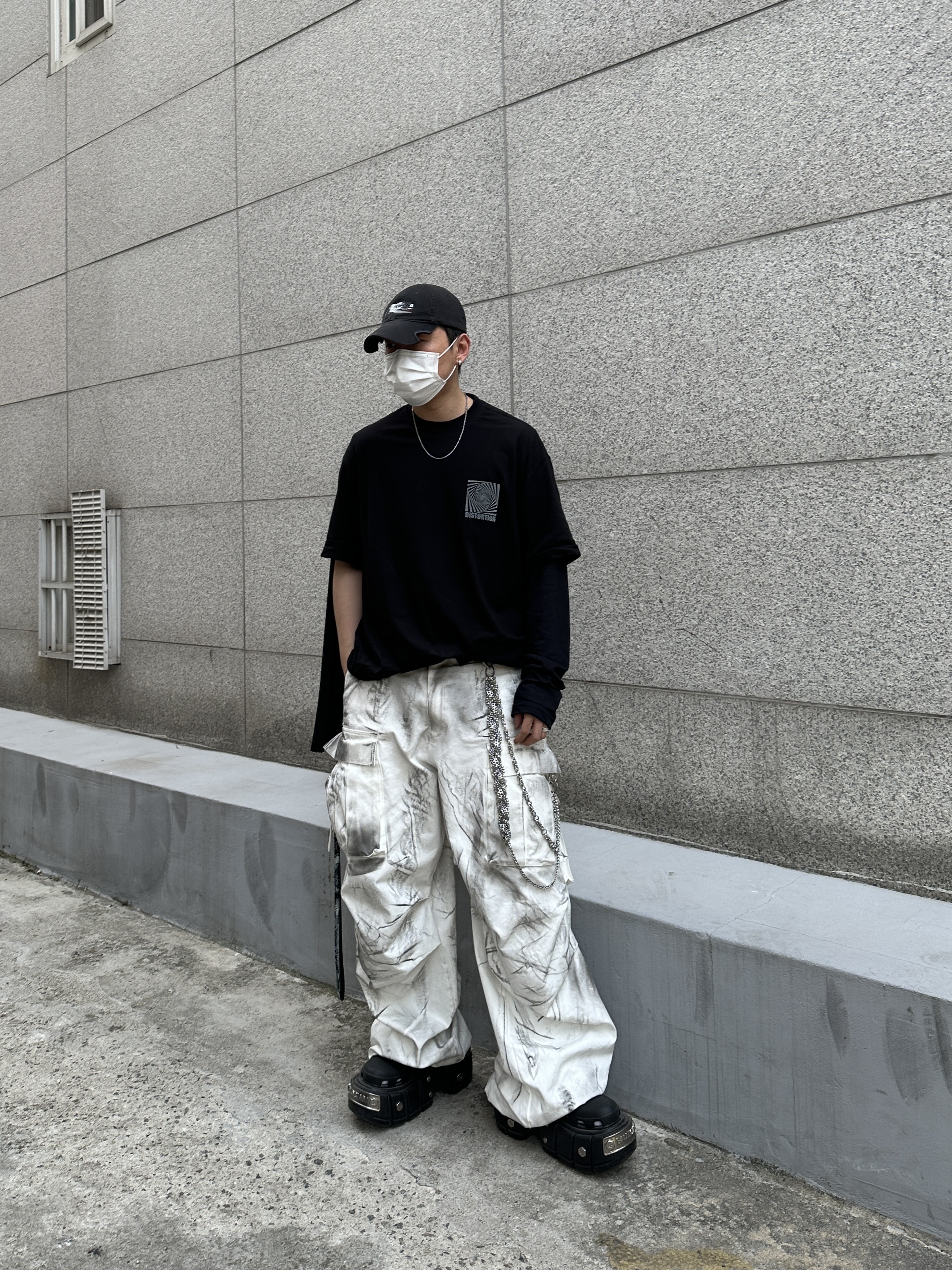 Balenciaga x Crocs Hardcrocs Slide Black, Balenciaga Gaffer Cap Black 착용 스타일 - 2