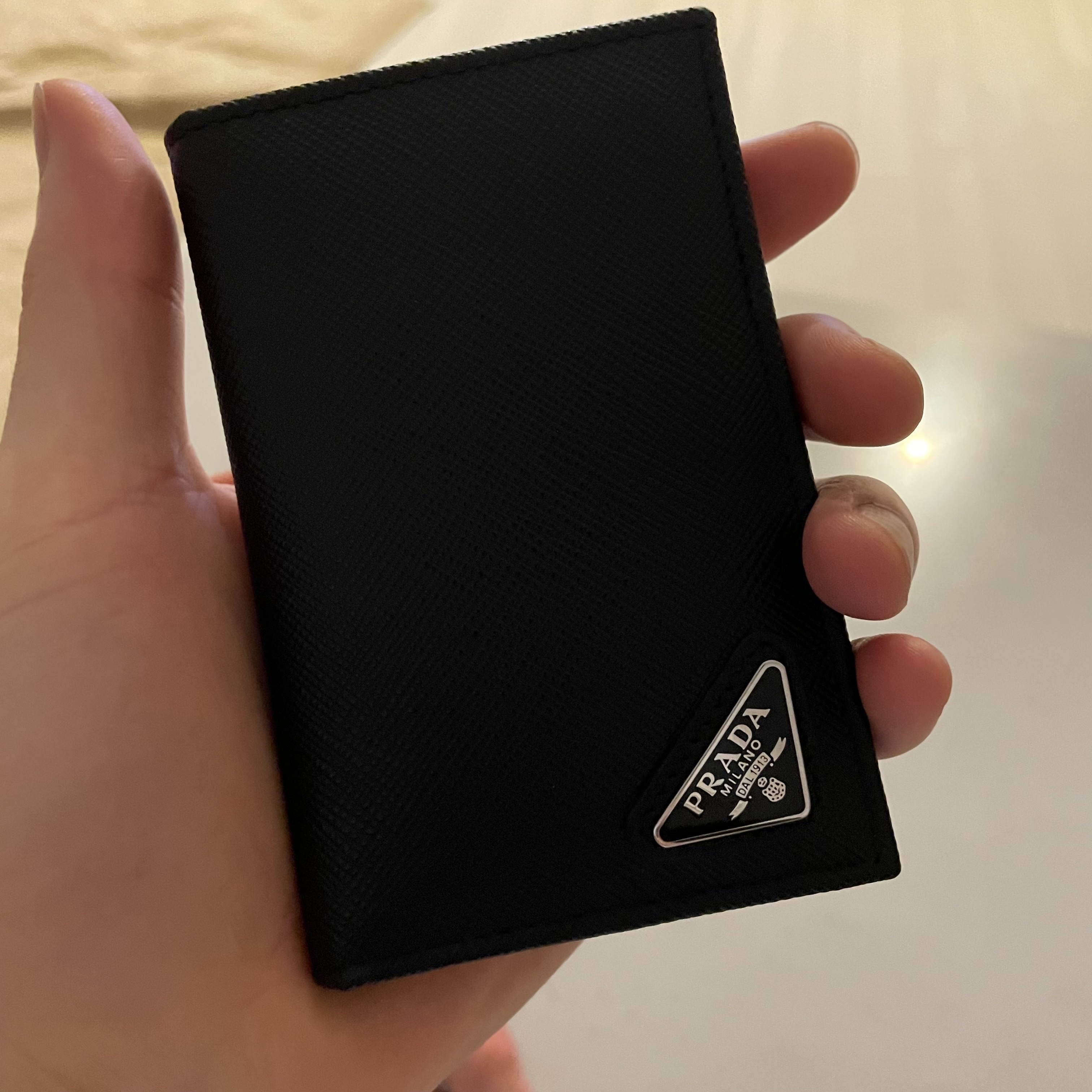 Prada Saffiano Leather Card Holder Black 착용 스타일