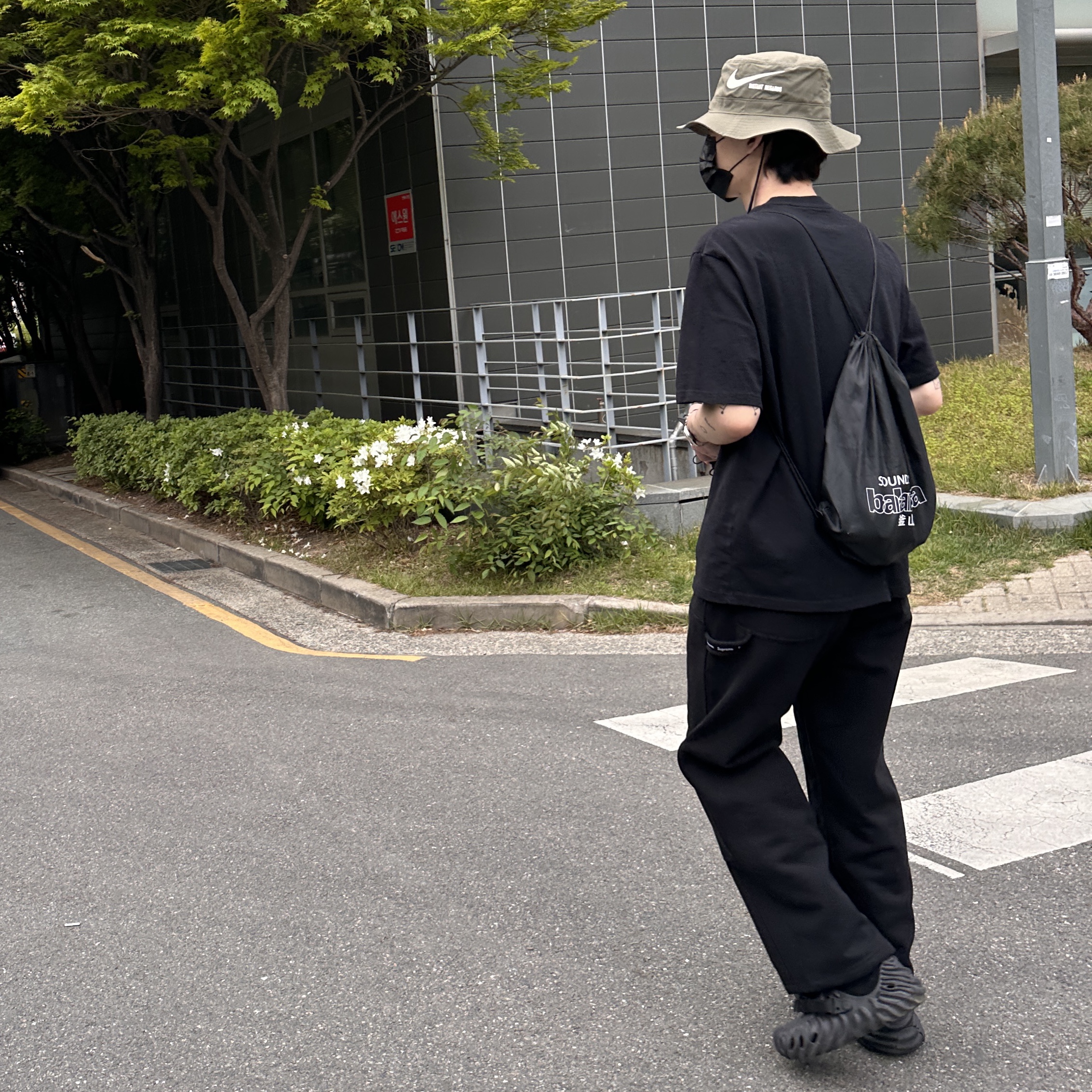 Crocs x Salehe Bembury Pollex Clog Sasquatch, Supreme Double Knee Painter Sweatpants Black - 23SS 착용 스타일