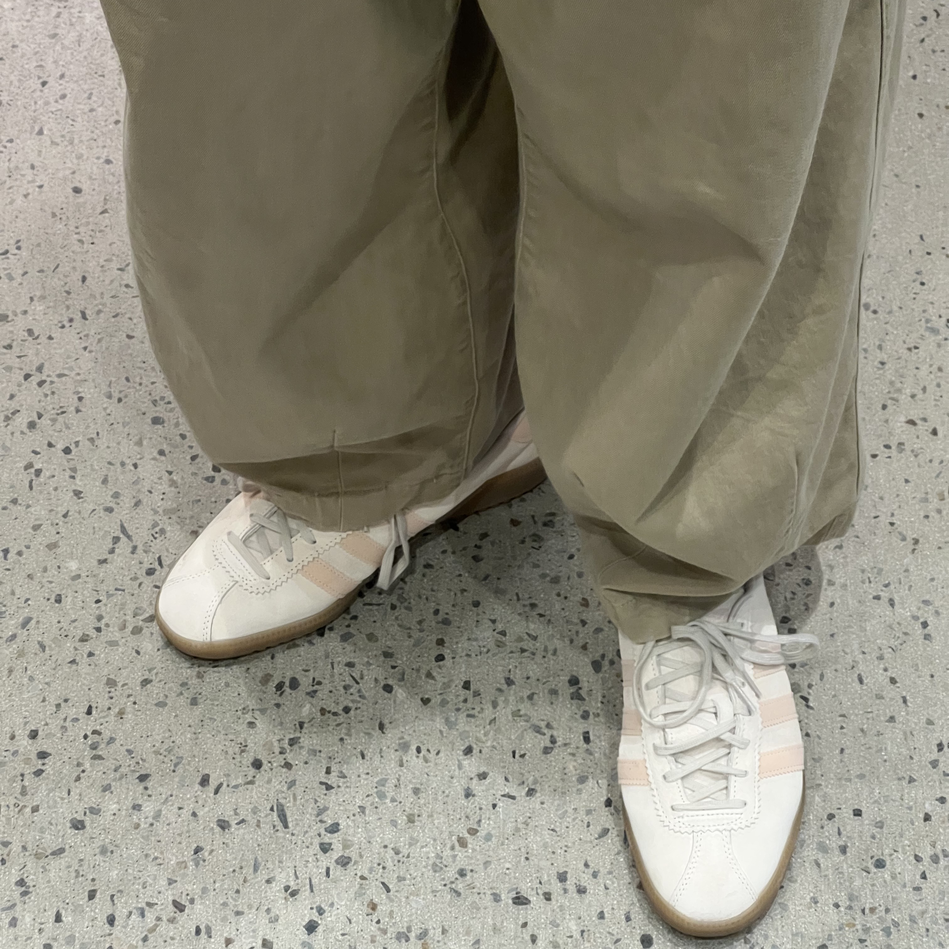 Adidas Bermuda Wonder White 착용 스타일 - 1