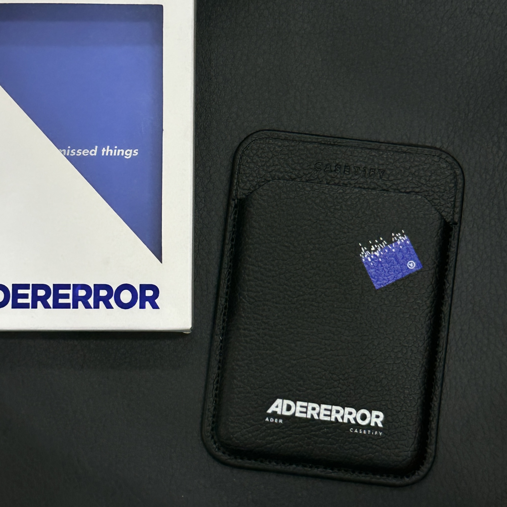 Casetify x Ader Error Magsafe Wallet Noir 착용 스타일