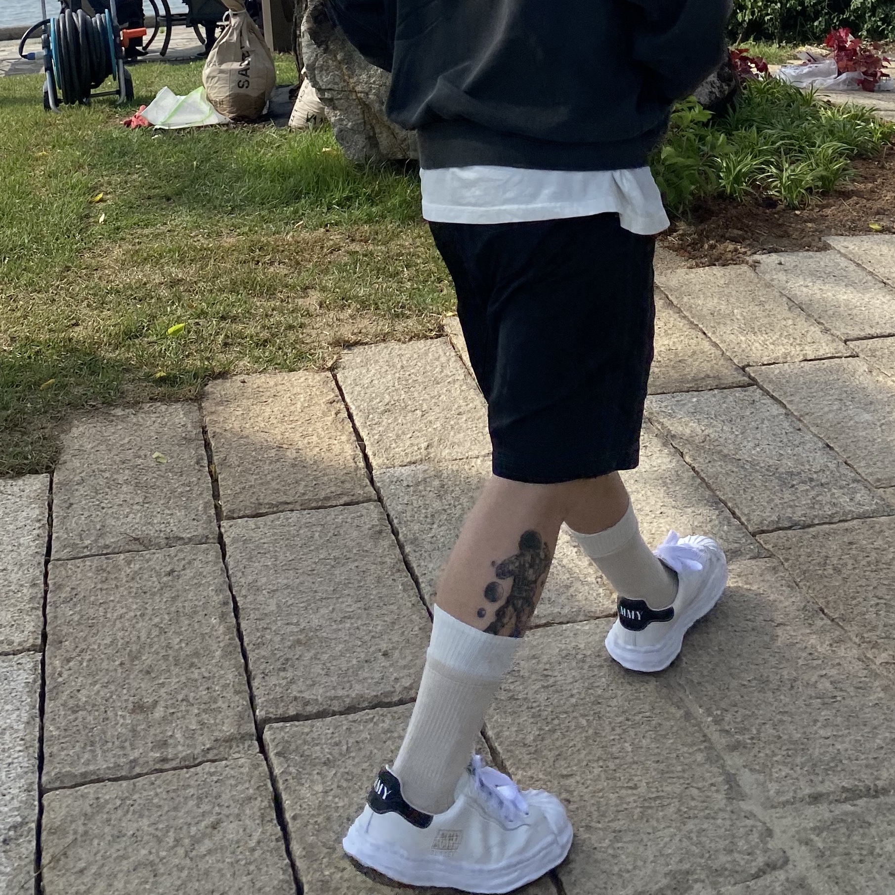 Maison Mihara Yasuhiro Blakey OG Sole Leather Low-top Sneakers White, Wooyoungmi Flower Print Back Logo T-Shirt Ivory - 23SS 착용 스타일 - 1