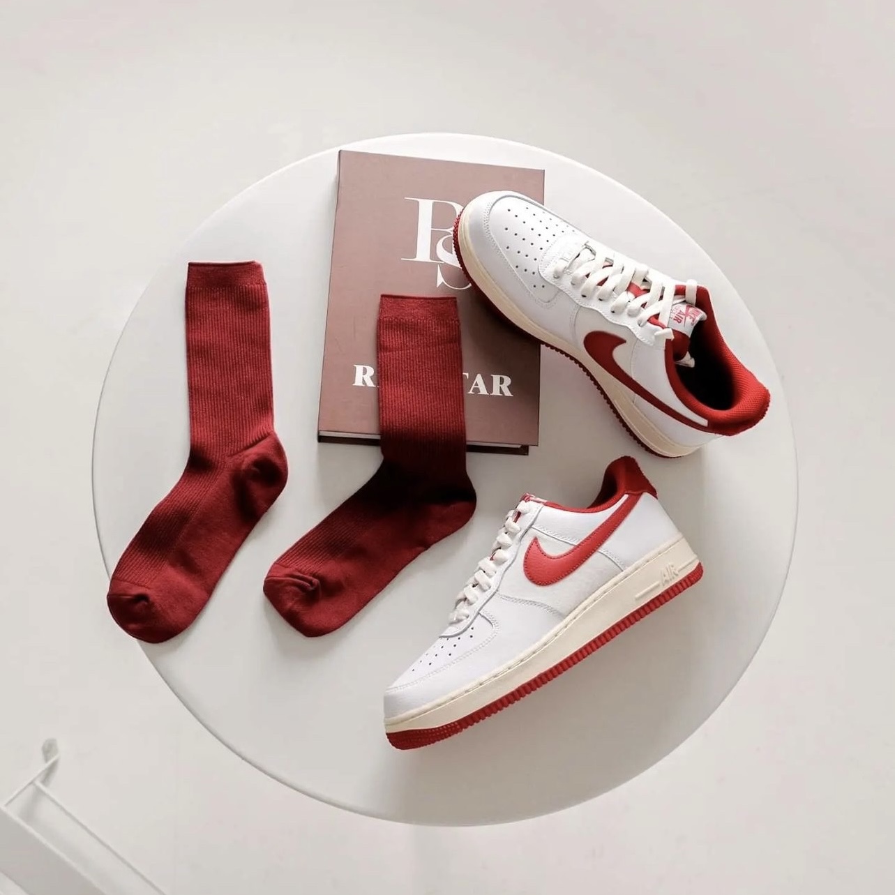 Nike Air Force 1 '07 LV8 Varsity White Gym Red 착용 스타일
