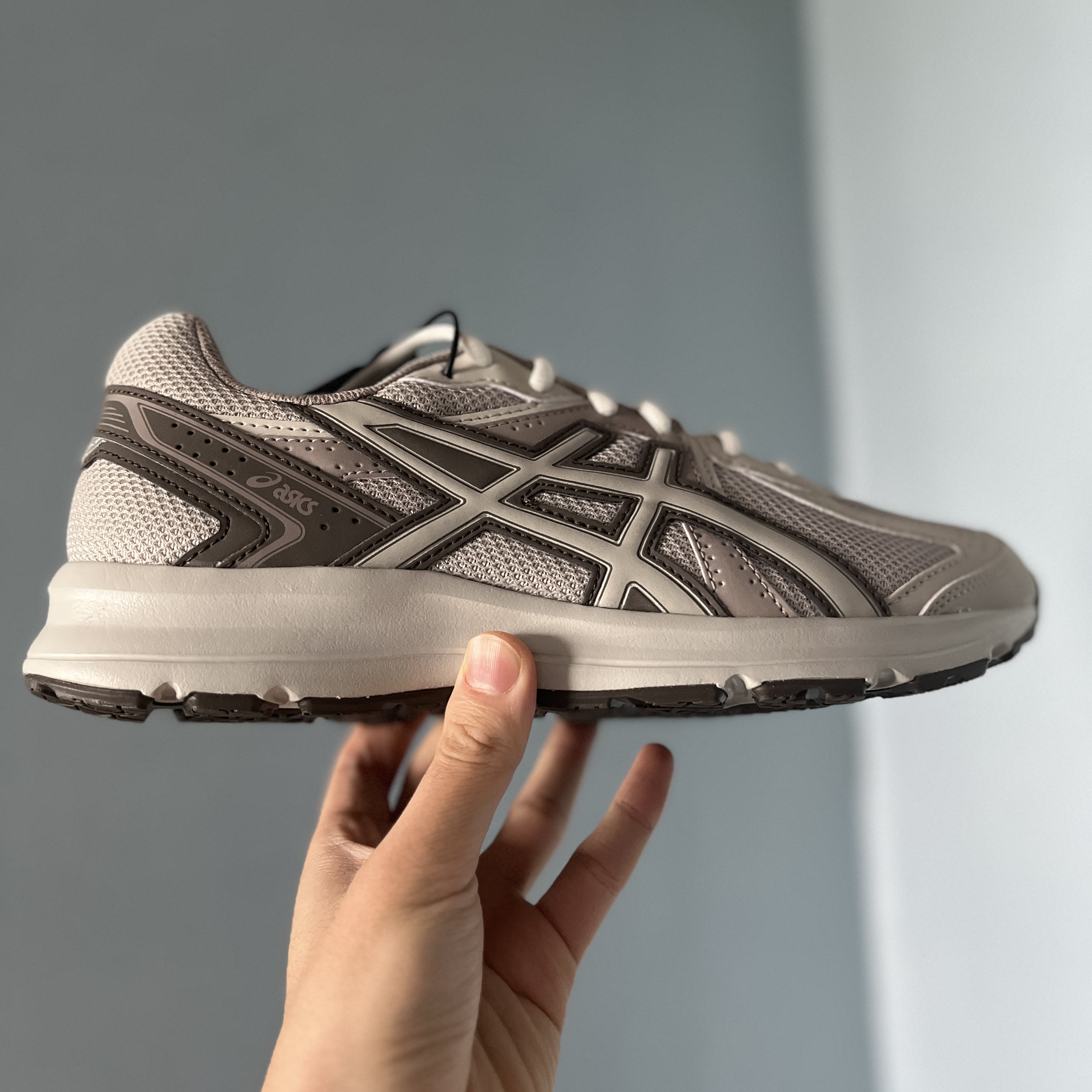 Asics Jog 100 S Birch - 2E Wide 착용 스타일