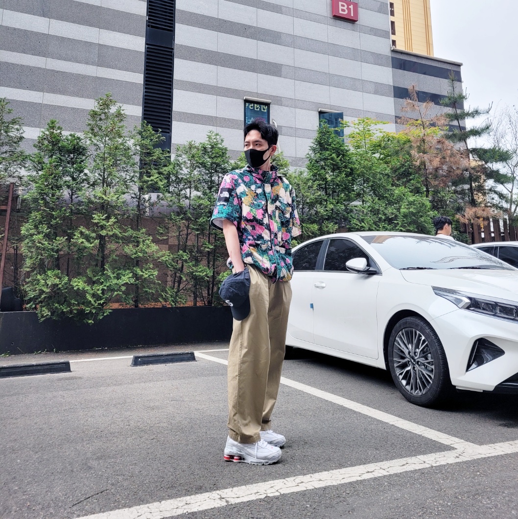 Supreme x The North Face Trekking Convertible Jacket Flowers - 22SS, Nike x Supreme Shox Ride 2 SP White 착용 스타일 - 1