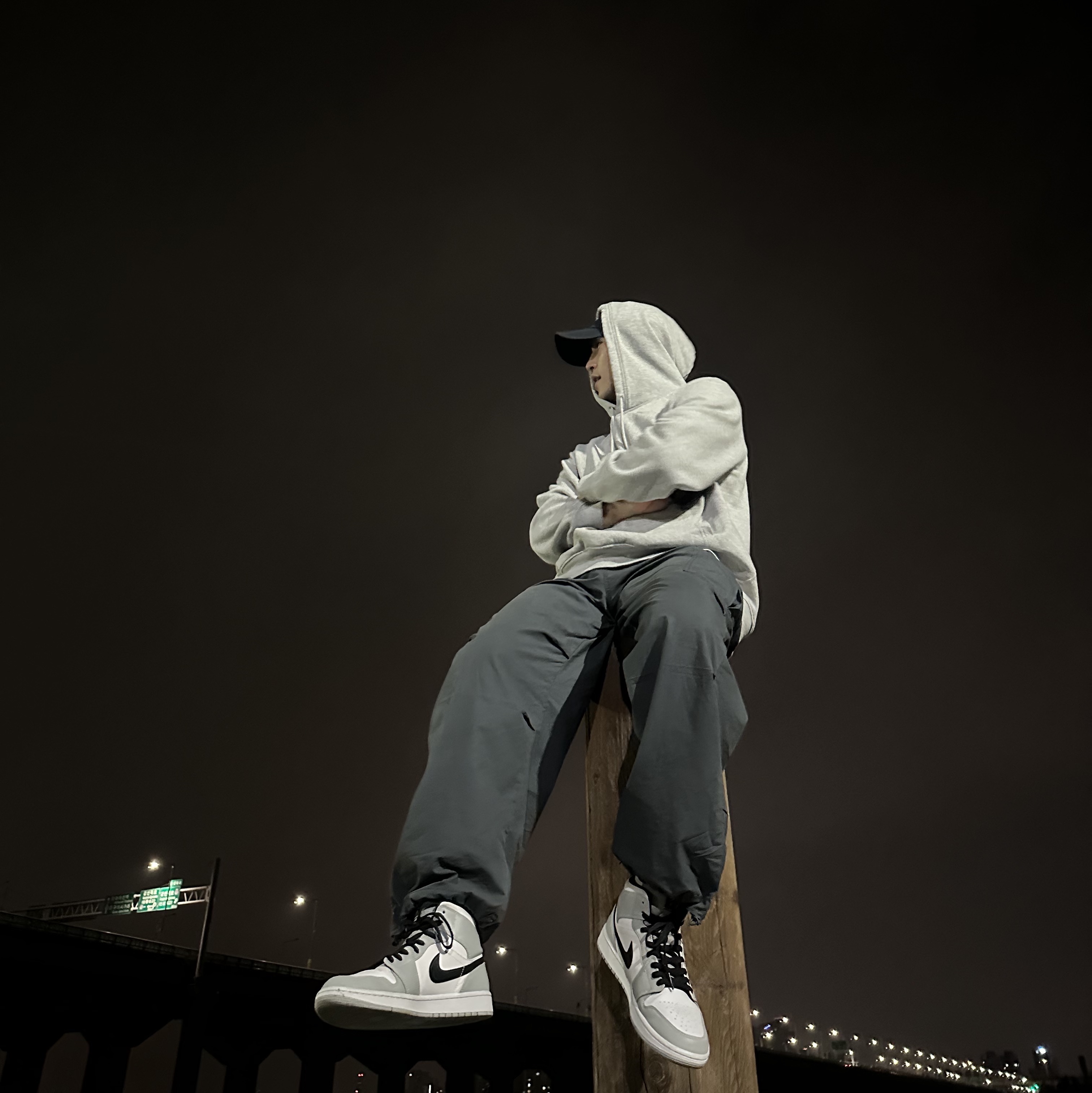 Jordan 1 Mid Light Smoke Grey 착용 스타일 - 1