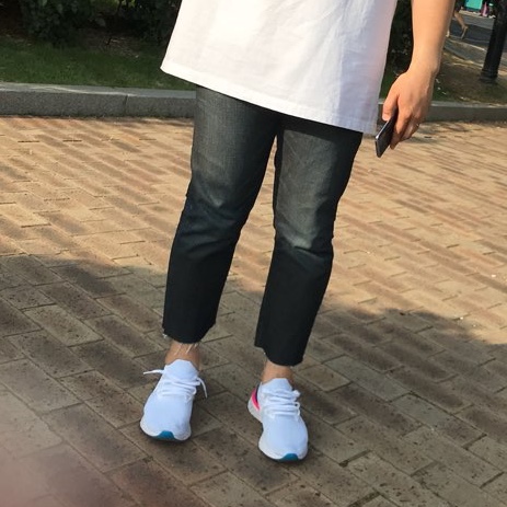 Nike Epic React Flyknit White Racer Blue Pink Blast (Special Box) 착용 스타일 - 2