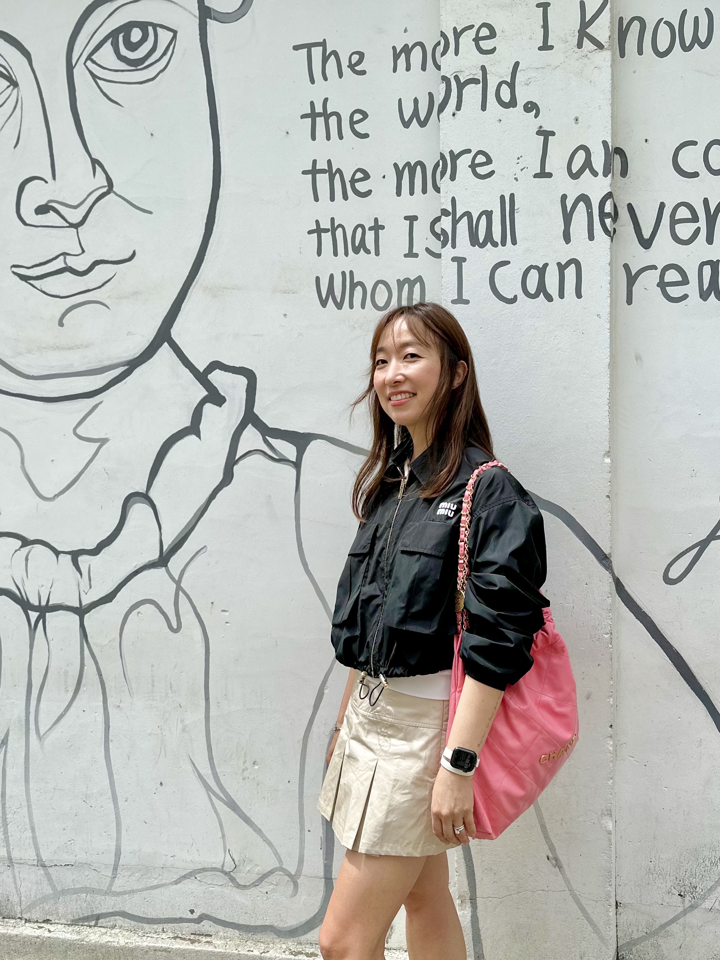 Chanel 22 Medium Handbag Shiny Calfskin & Gold Coral Pink, (W) Balenciaga Runner Sneakers White Pink 착용 스타일 - 2